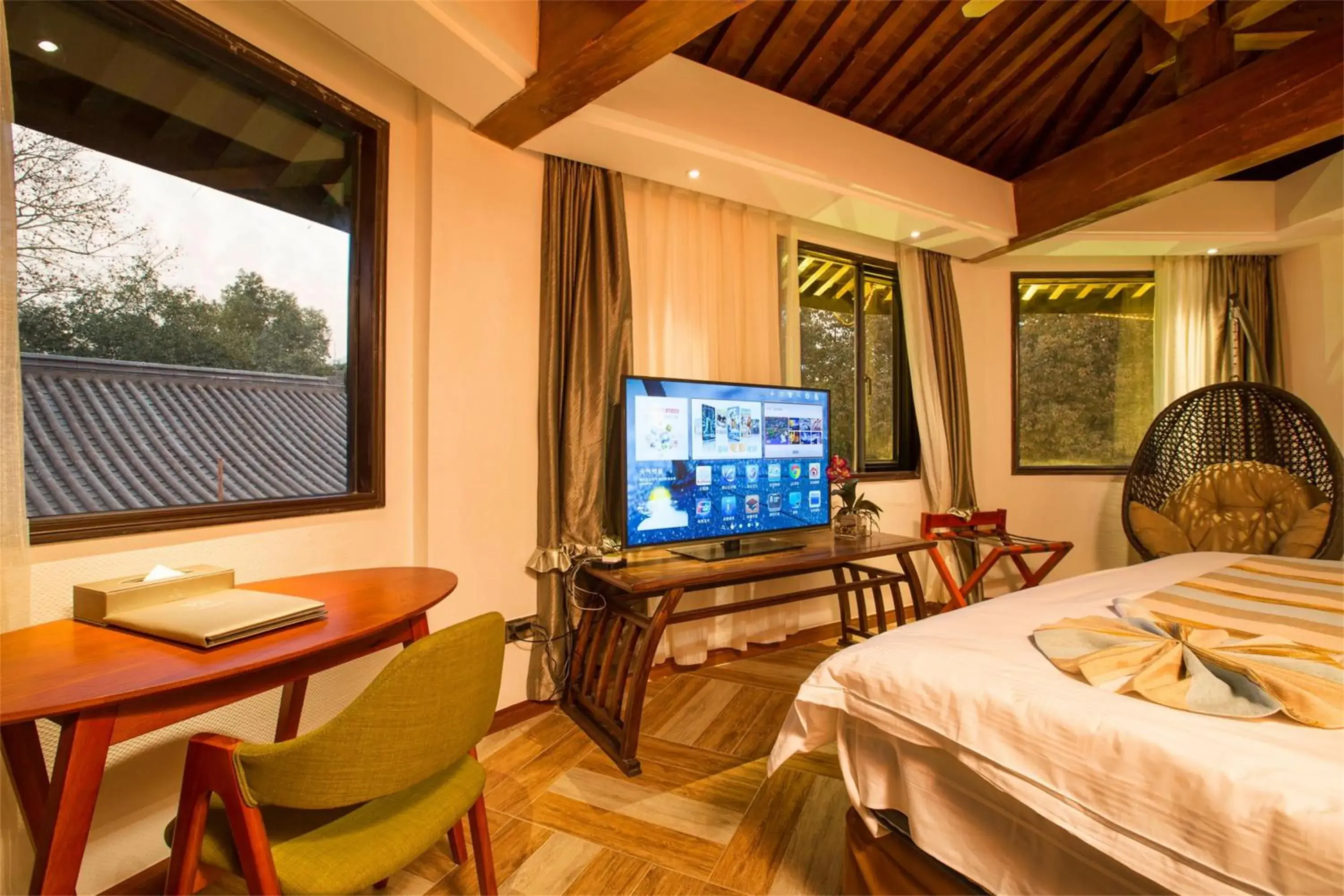 Bedroom, TV/Entertainment Center in Yurong West-Lake-Cottage Holiday Hotel Hangzhou