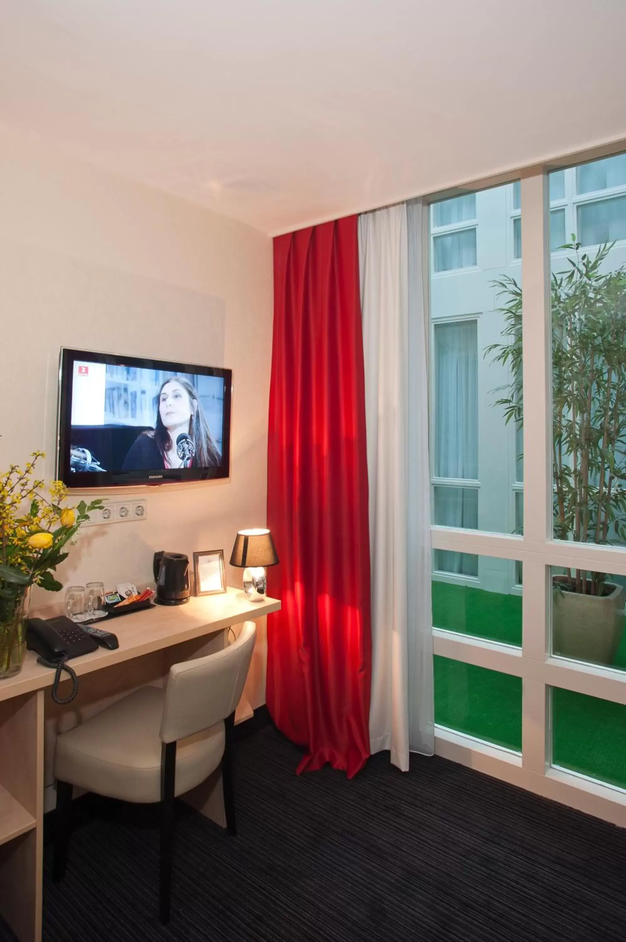 TV and multimedia, TV/Entertainment Center in Hotel Iron Horse Amsterdam