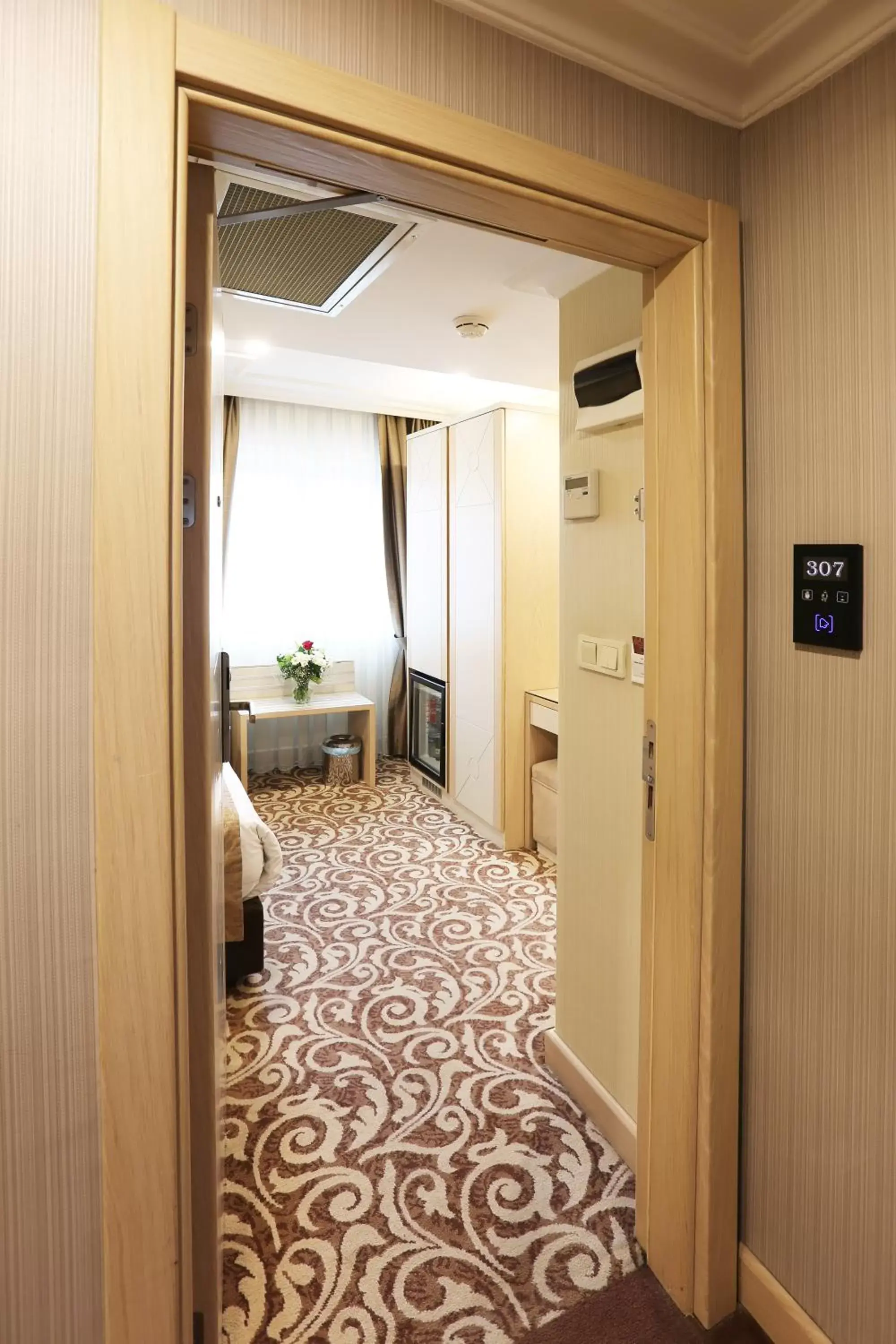 Communal lounge/ TV room, Bed in Alpinn Hotel Istanbul