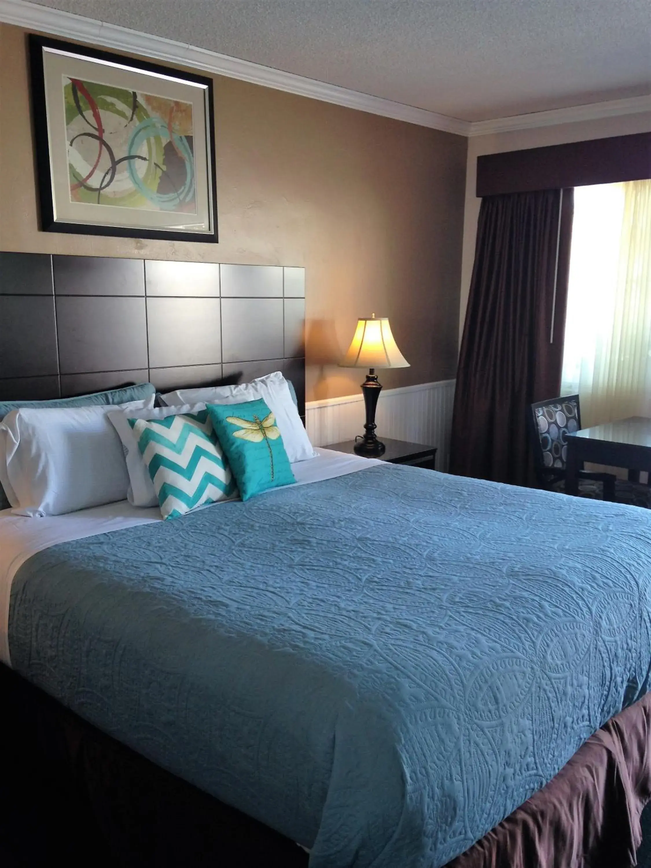 Seating area, Bed in Morro Crest Inn