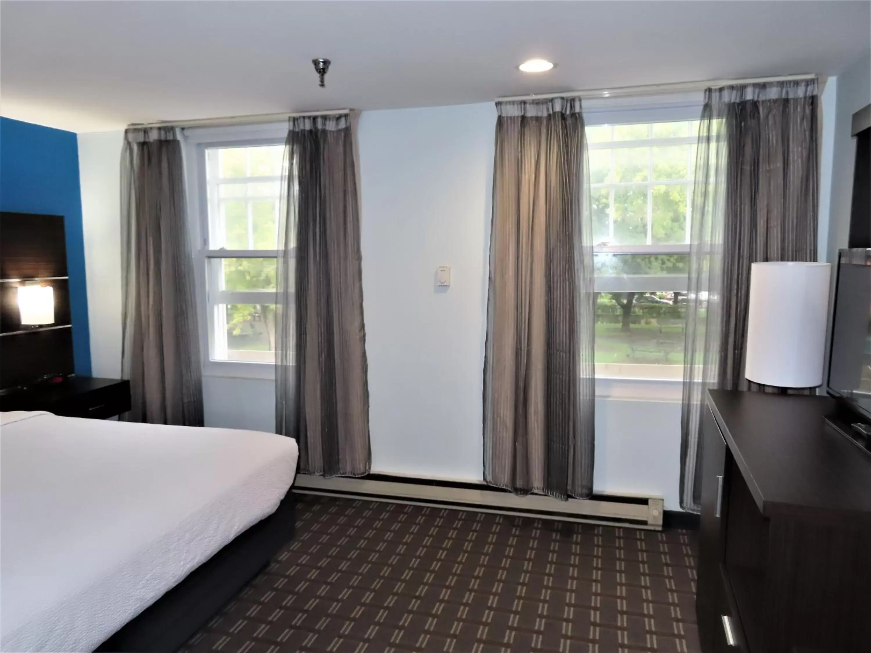 King Suite with Sofa Bed - single occupancy in St Charles Hotel Downtown Hudson