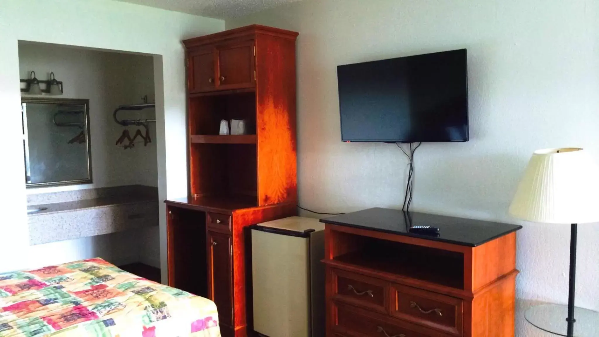 Bedroom, TV/Entertainment Center in Motel 6-Wildwood, FL