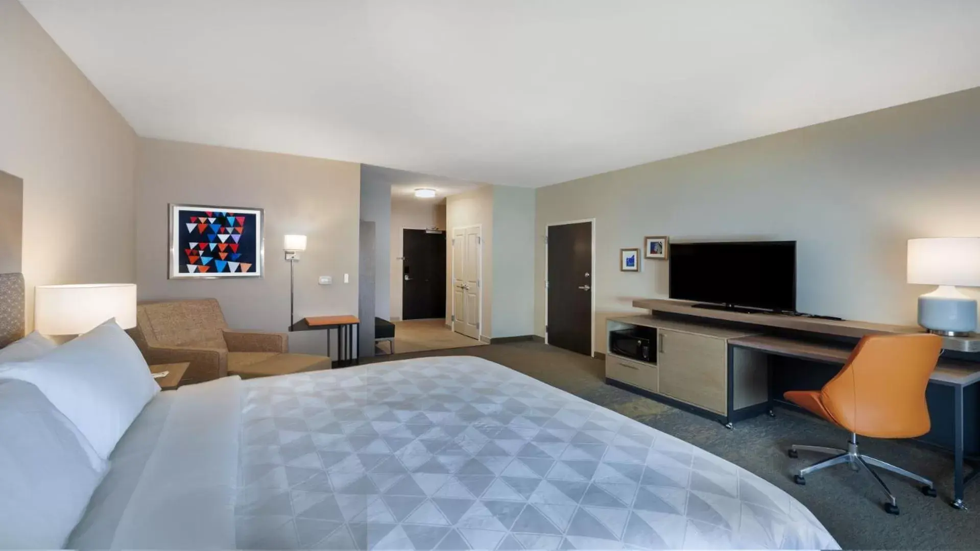 Bedroom, TV/Entertainment Center in Holiday Inn Lubbock South, an IHG Hotel