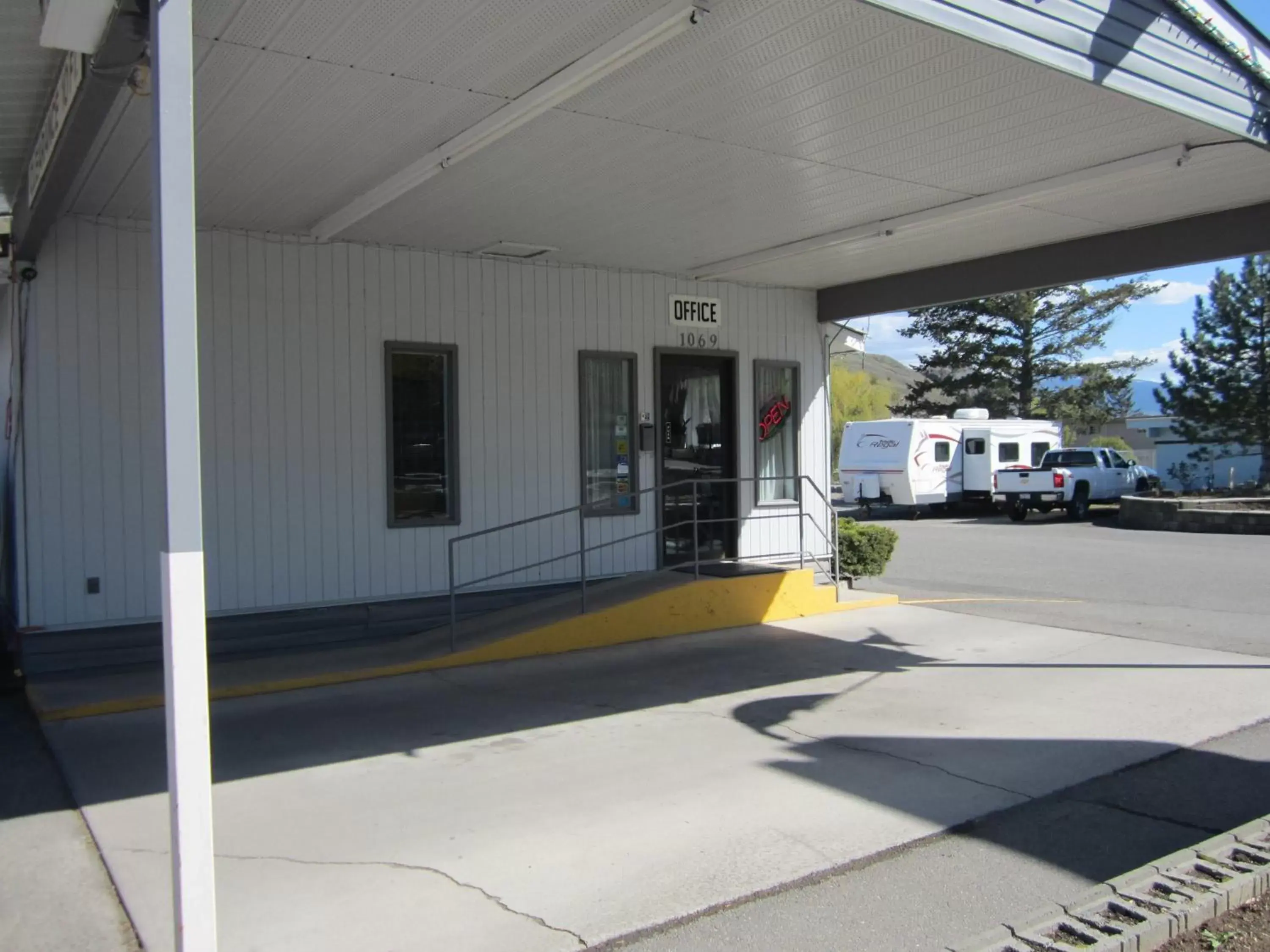 Facade/entrance in Canada's Best Value Desert Inn & Suites Facade/entrance in Canada's Best Value Desert Inn & Suites