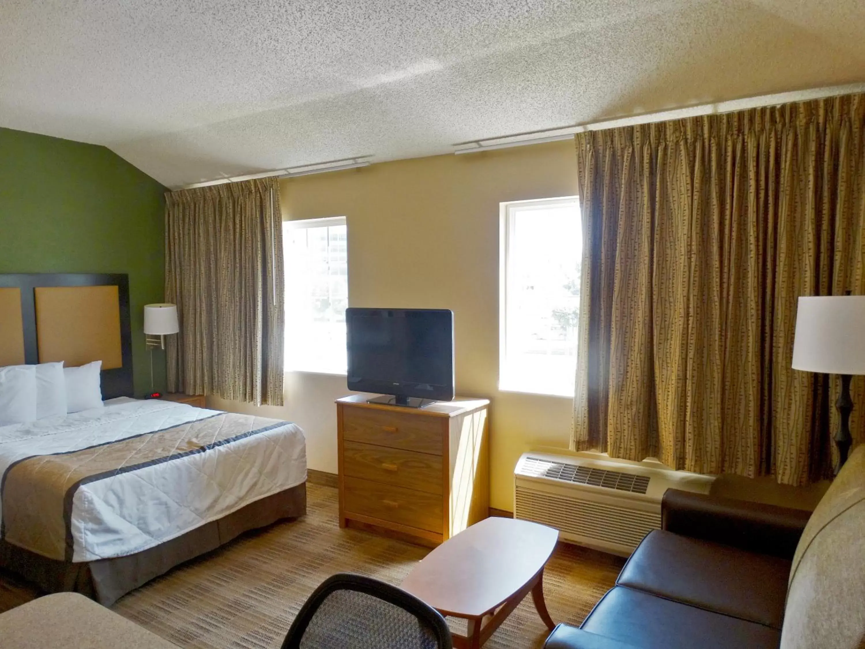 Bed, TV/Entertainment Center in Extended Stay America Suites - Kansas City - Airport - Tiffany Springs