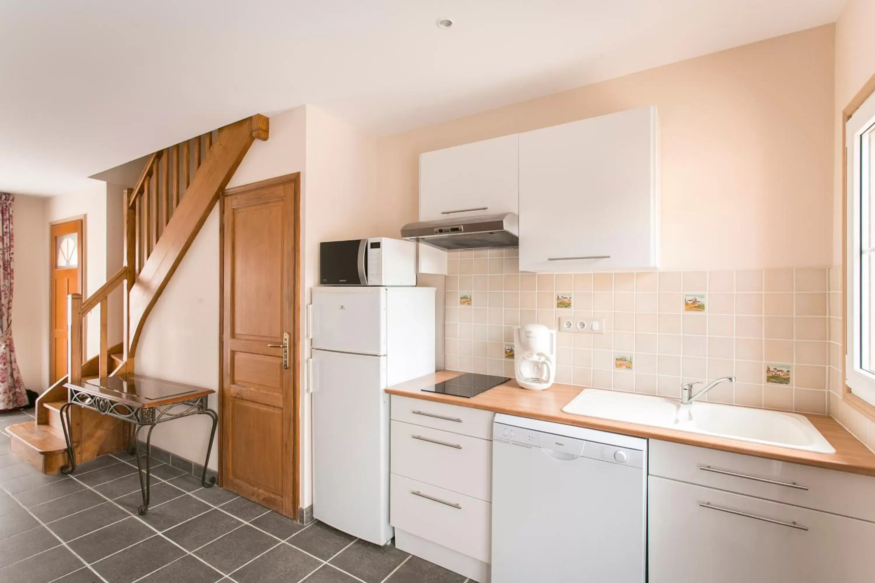 Kitchen or kitchenette, Kitchen/Kitchenette in Hôtel Résidence Normandy Country Club by Popinns