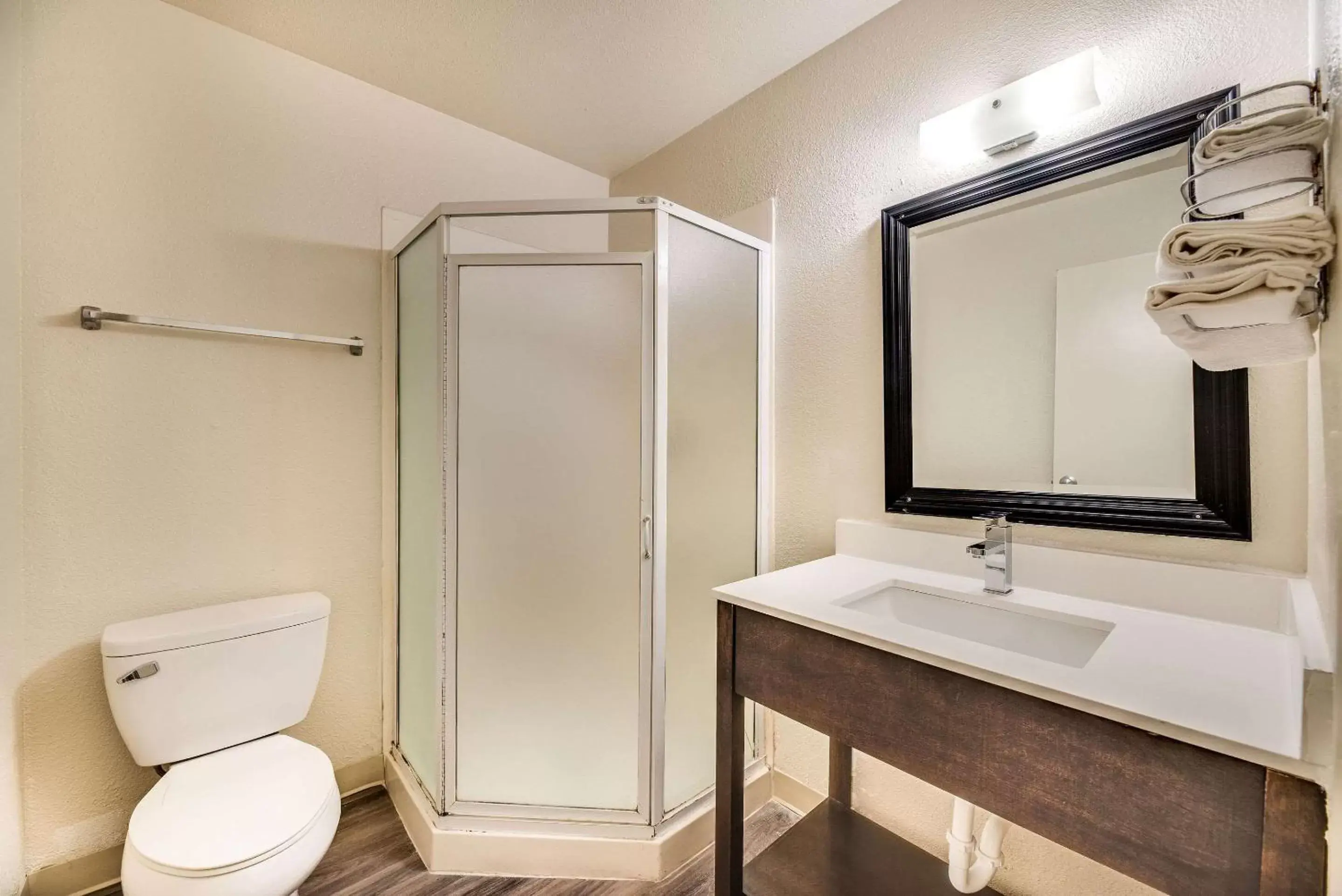 Bedroom, Bathroom in Econo Lodge Stockton near I-5 Fairgrounds