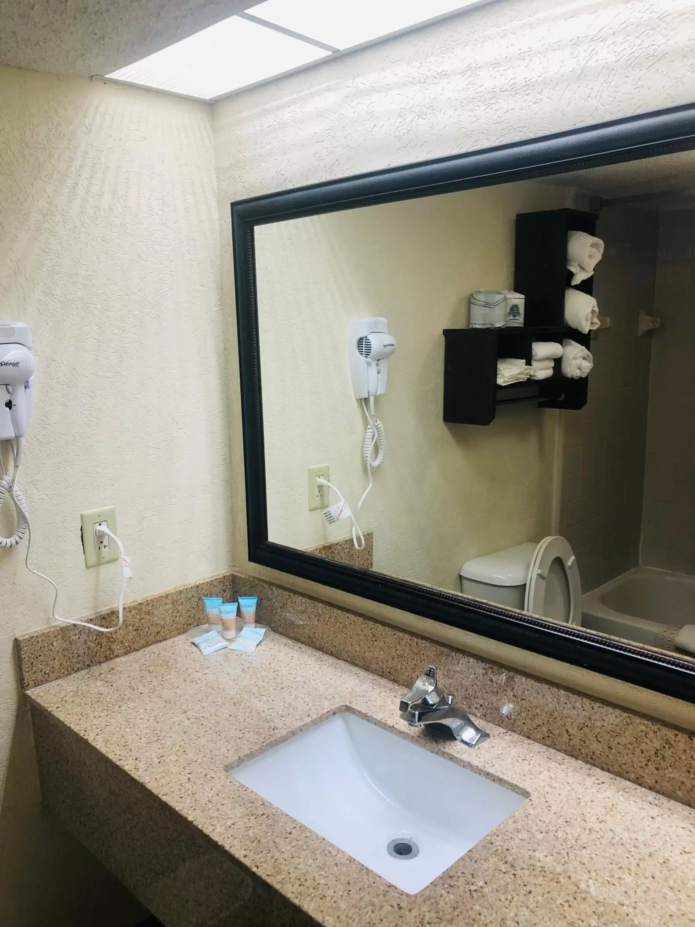 Bathroom in Quail Inn and Suites - Myrtle Beach