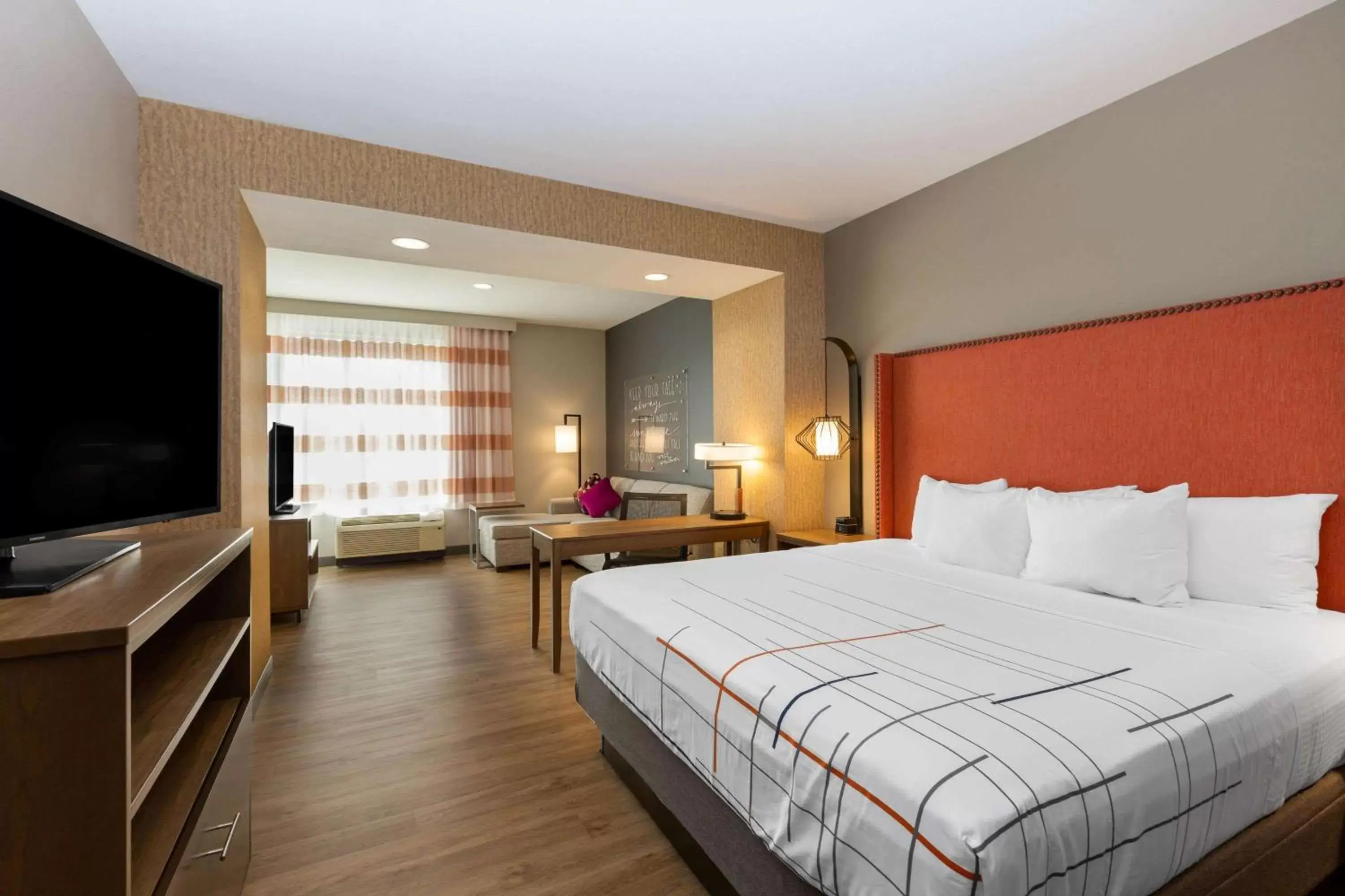 Photo of the whole room, Bed in La Quinta by Wyndham Altoona Des Moines Photo of the whole room, Bed in La Quinta by Wyndham Altoona Des Moines