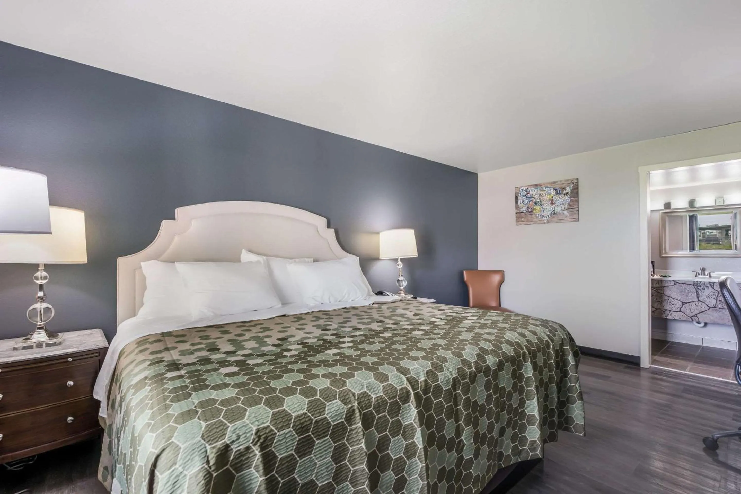 Standard King Room - Non-Smoking  in Econo Lodge Neenah