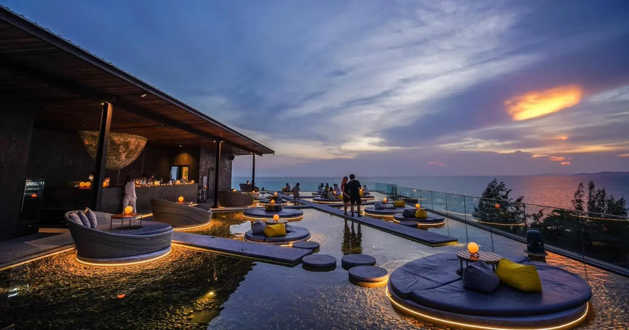 Restaurant/places to eat, Swimming Pool in Ana Anan Resort & Villas Pattaya