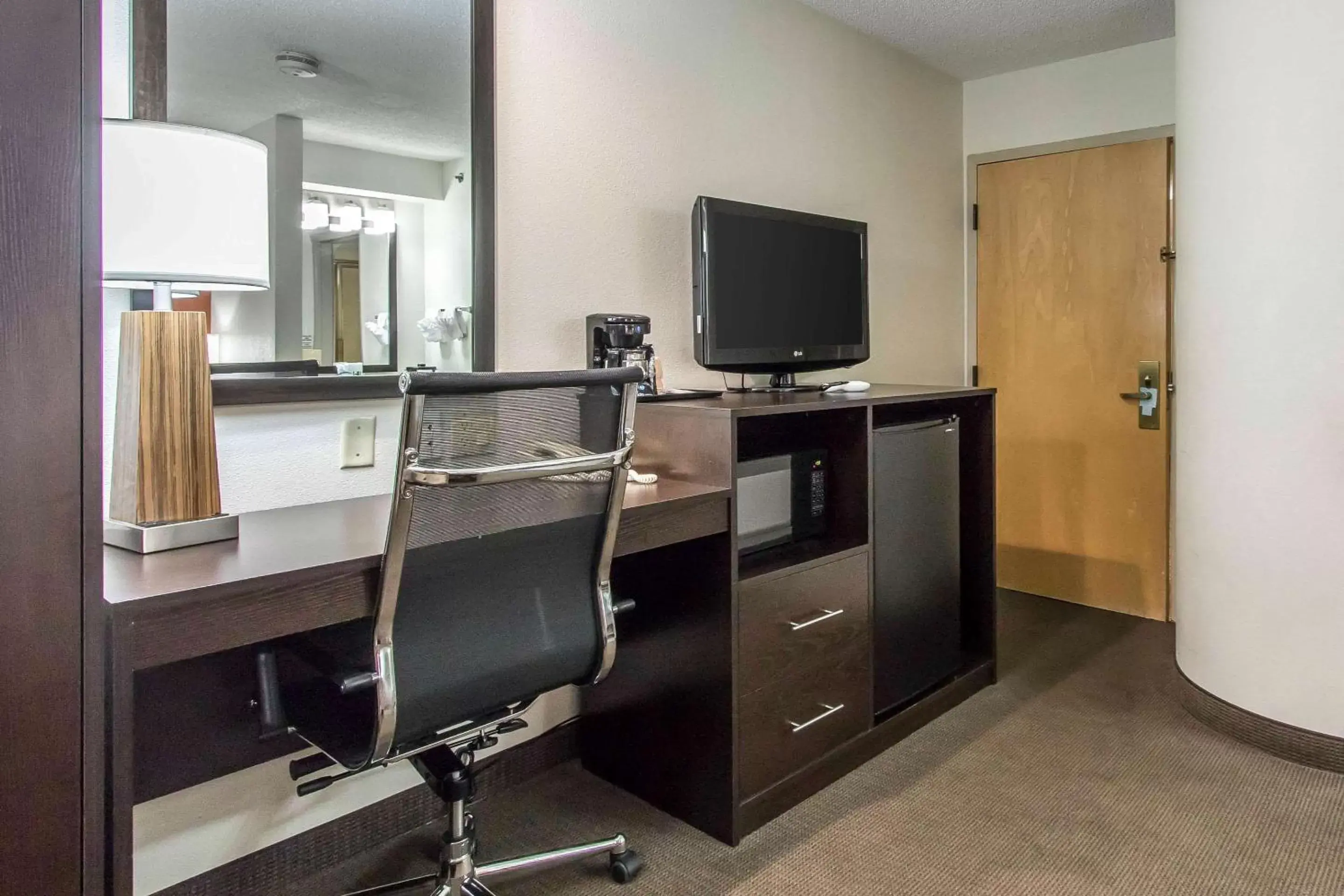 Photo of the whole room, TV/Entertainment Center in Sleep Inn