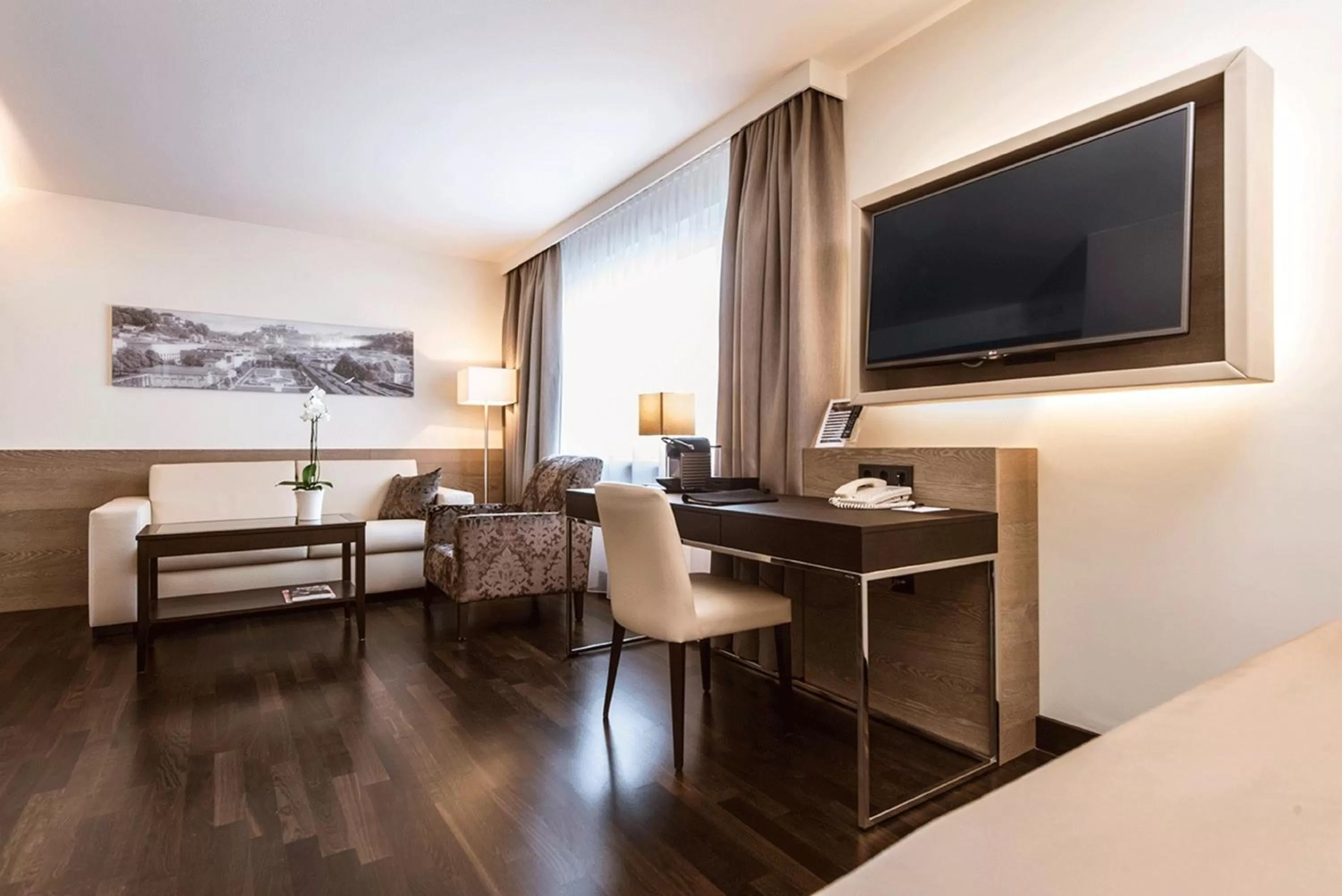 TV and multimedia, Bed in Wyndham Grand Salzburg Conference Centre