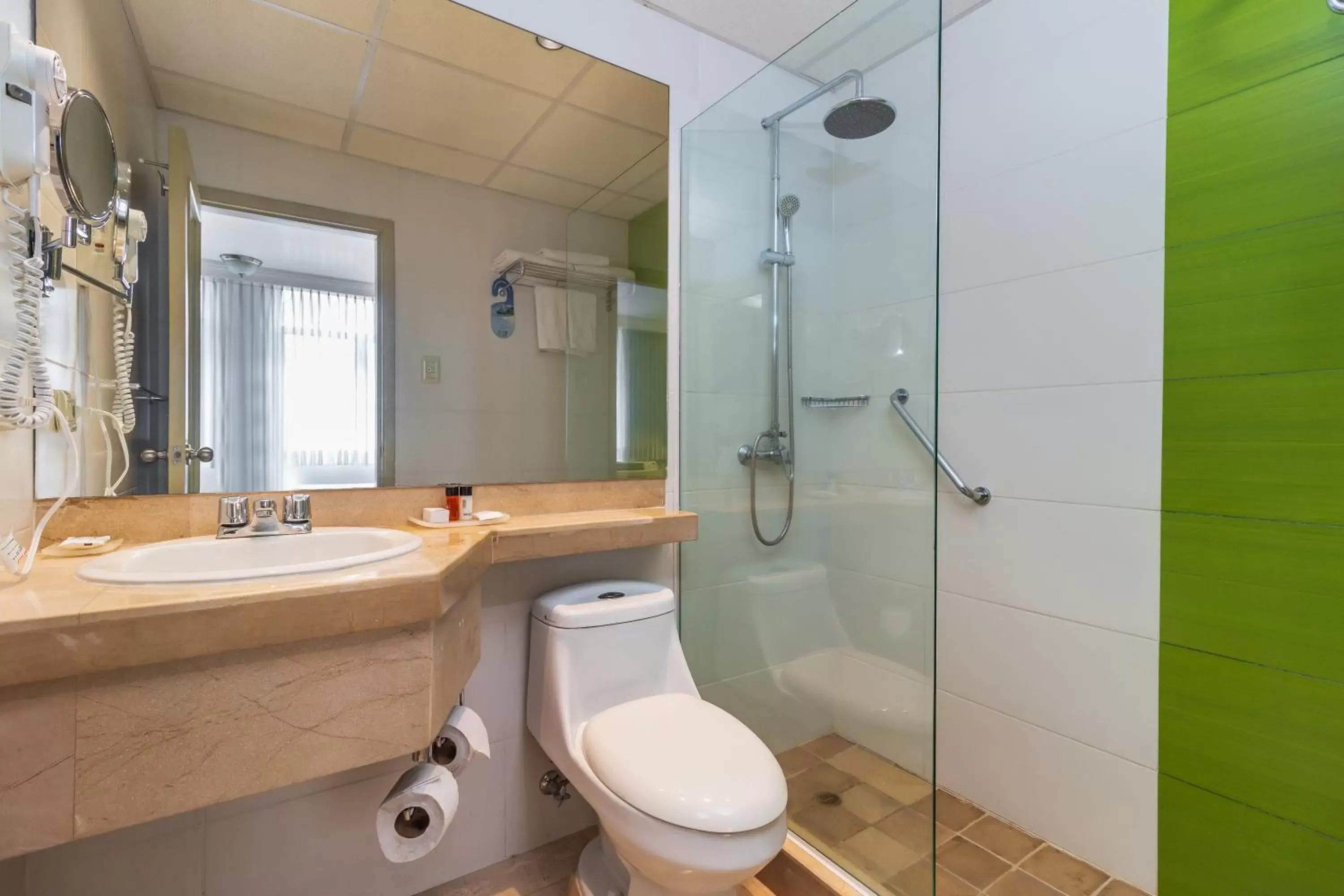 Bathroom in Grand Hotel Guayaquil, Ascend Hotel Collection