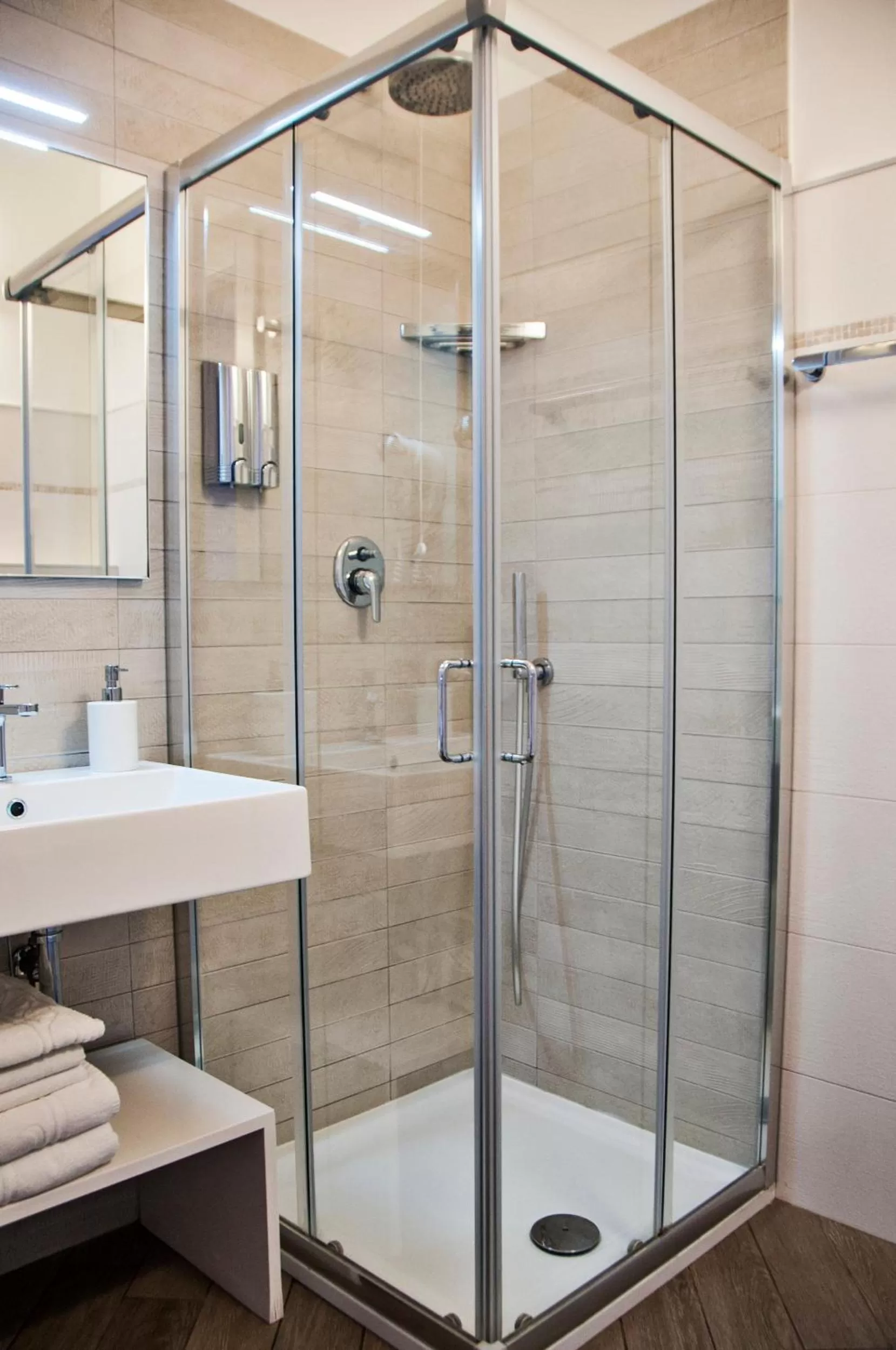 Shower in B&B Ghalà