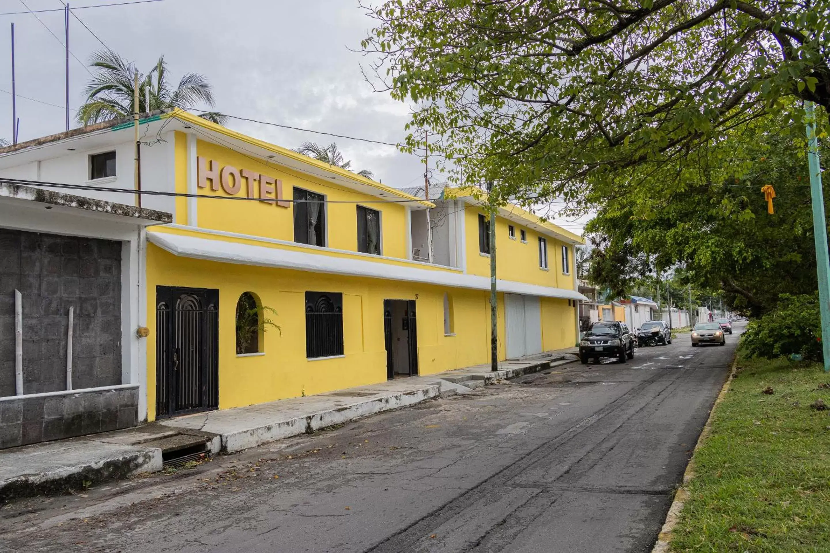 Facade/entrance, Property Building in OYO Hotel Marías,Aeropuerto Internacional de Chetumal