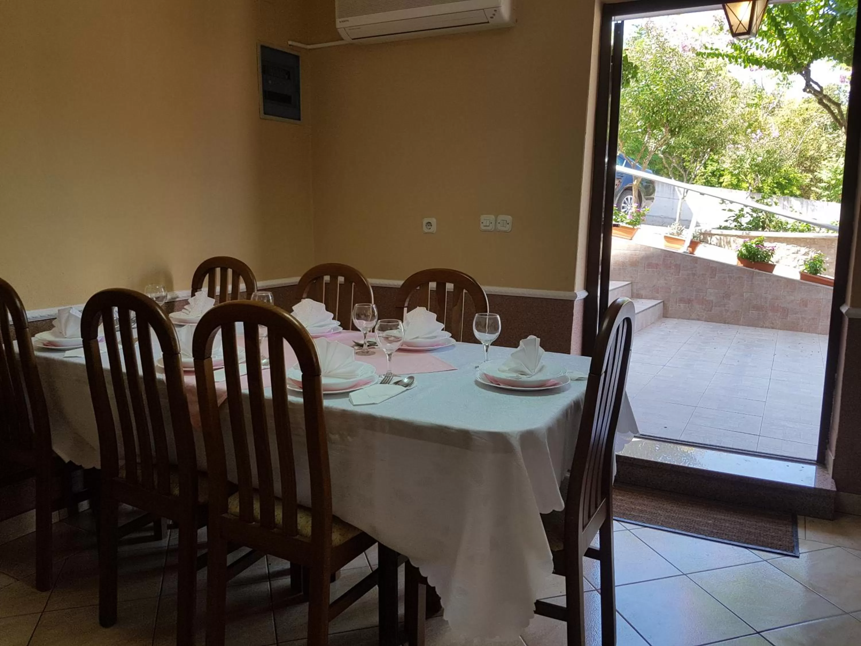 Restaurant/Places to Eat in Villa Olga