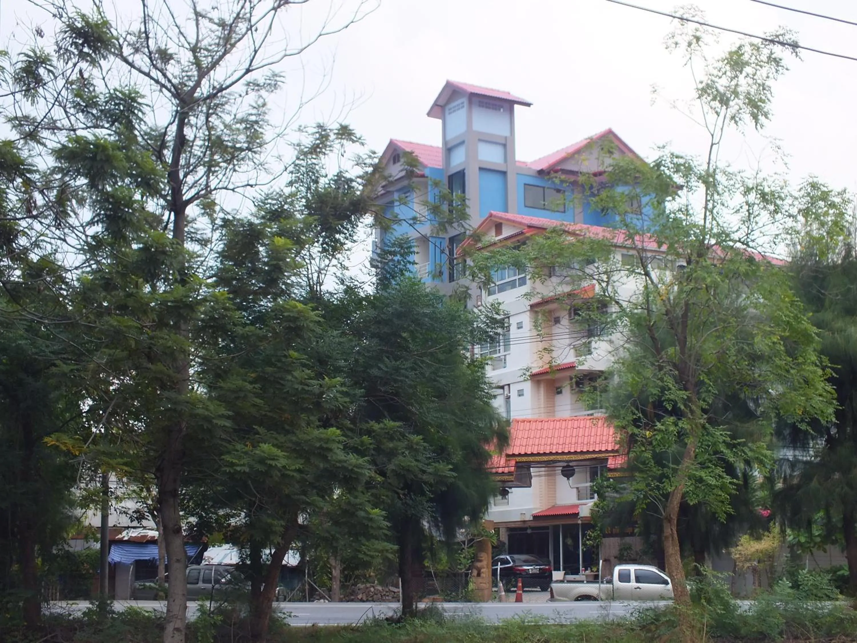 Property building in Vanlisut Hotel Ngamwongwan