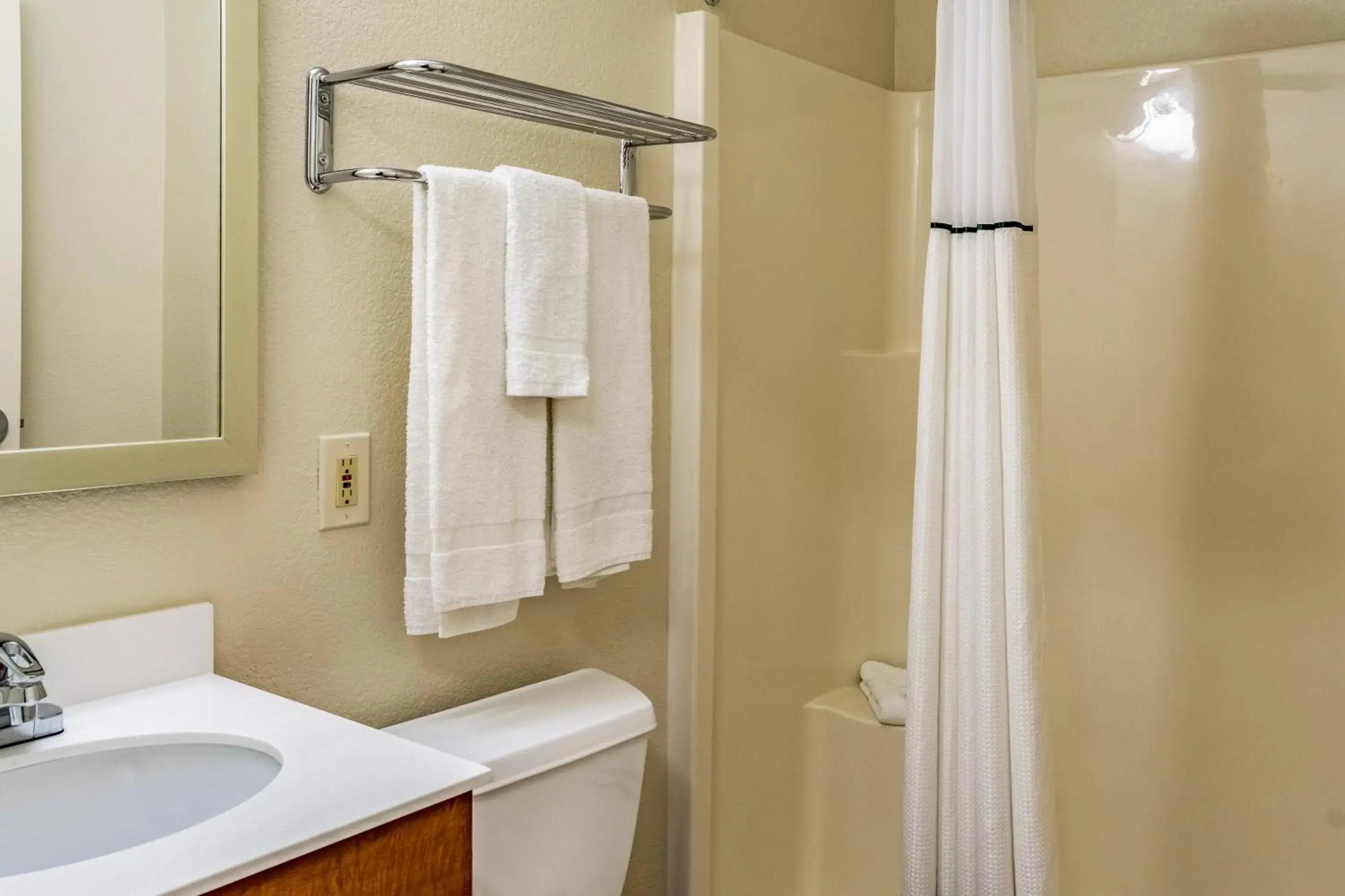 Bathroom in HomeTowne Studios by Red Roof Eugene - Springfield