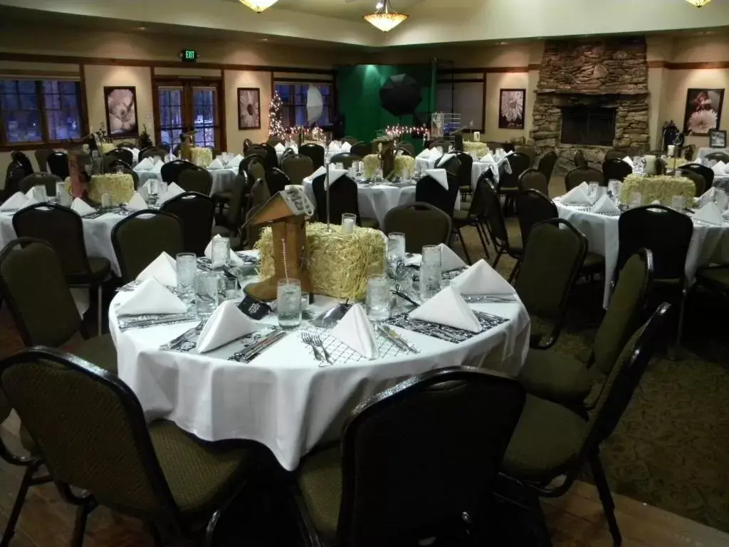 Banquet/Function facilities, Restaurant/Places to Eat in FivePine Lodge