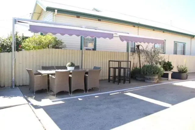 BBQ facilities in Squatters Homestead Motel