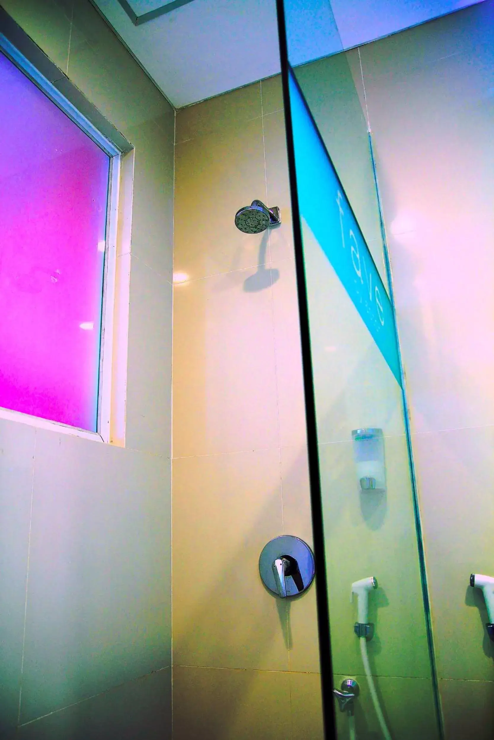 Shower, Bathroom in favehotel Gatot Subroto Jakarta