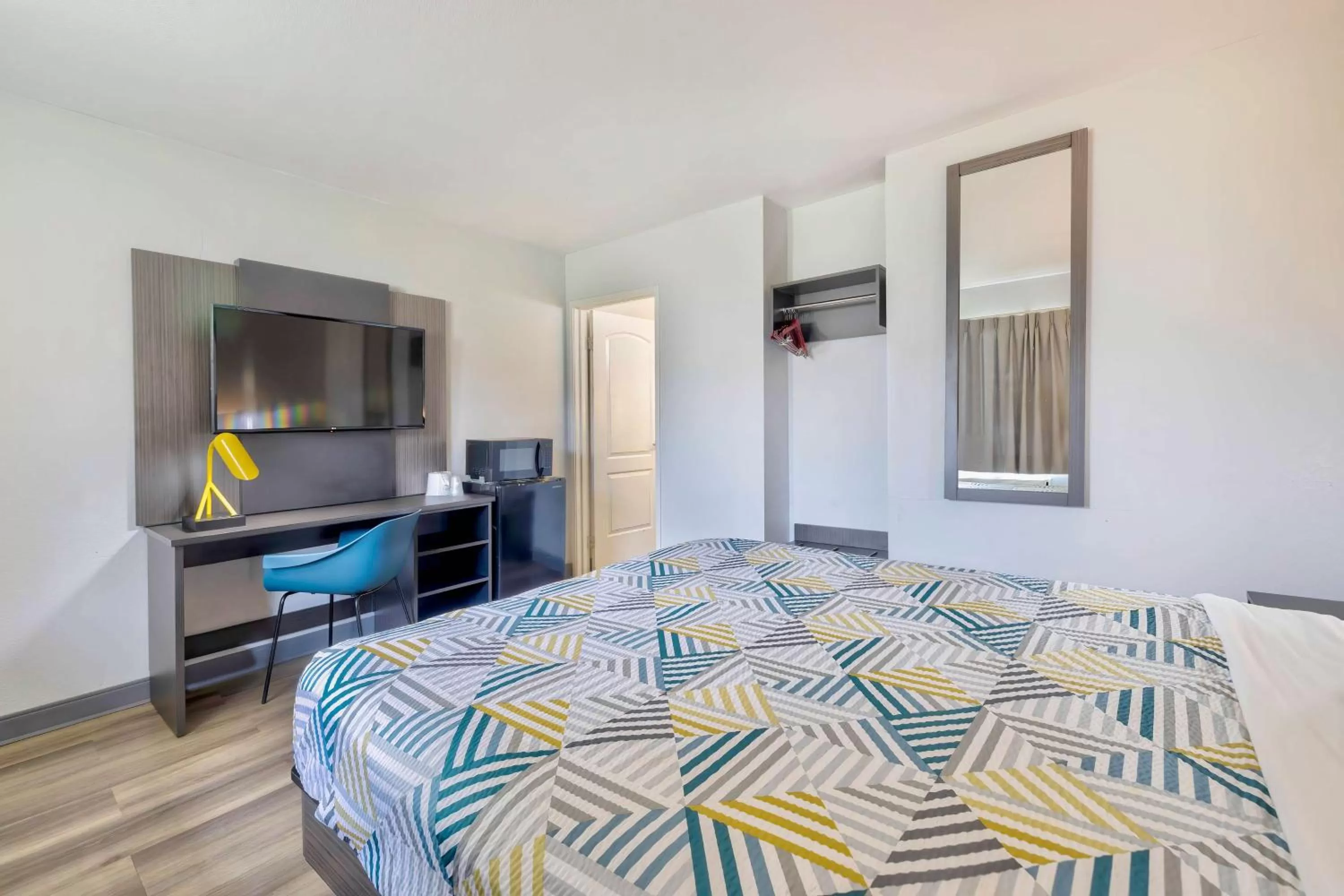 Bedroom, Bed in Motel 6-Villa Park, IL - Chicago West