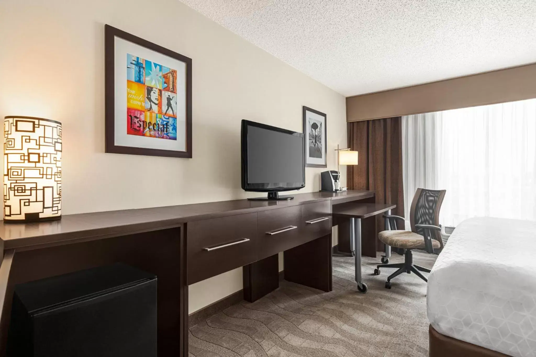 Photo of the whole room, TV/Entertainment Center in Holiday Inn Boston Bunker Hill Area, an IHG Hotel