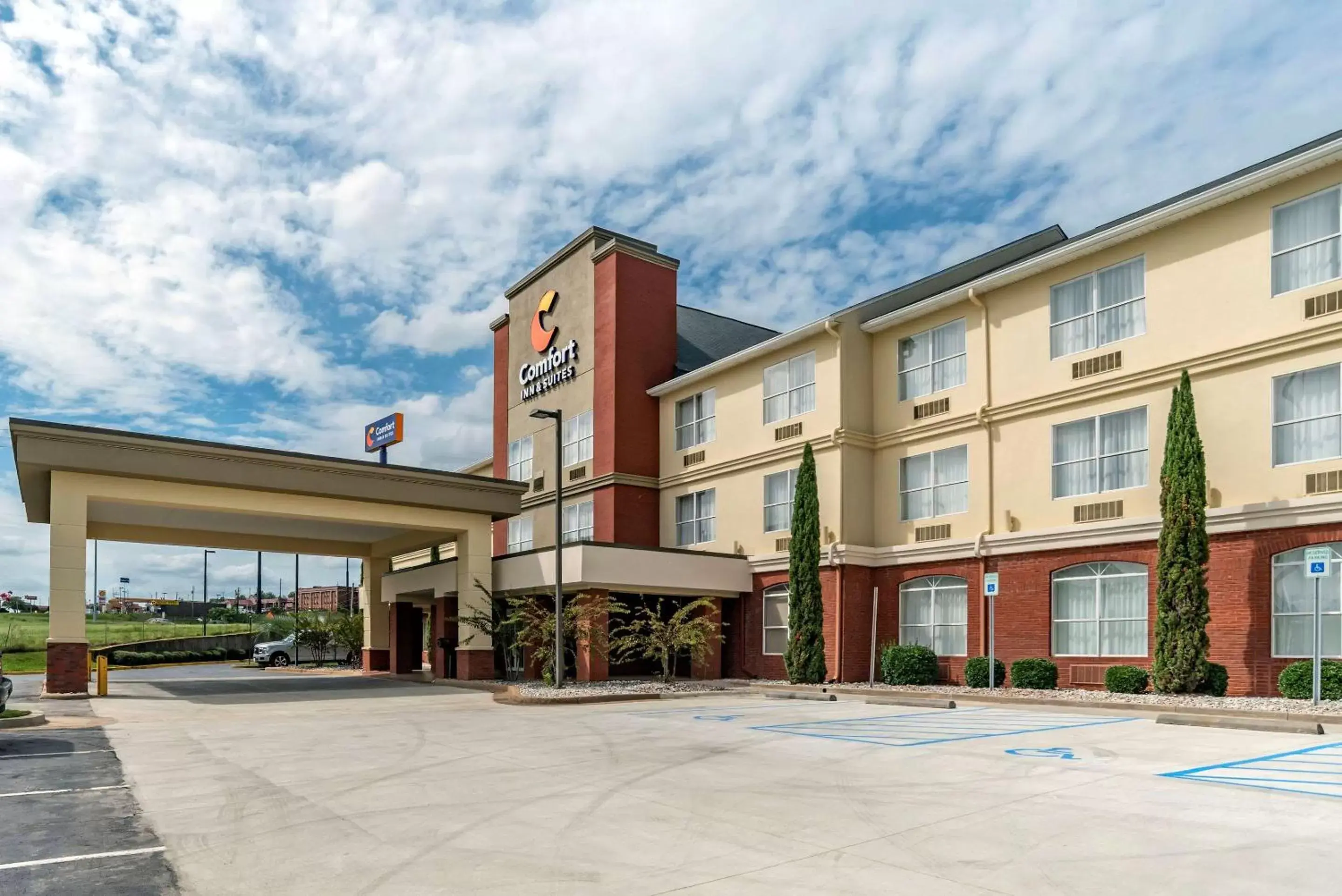 Property building in Comfort Inn & Suites Millbrook-Prattville Property building in Comfort Inn & Suites Millbrook-Prattville