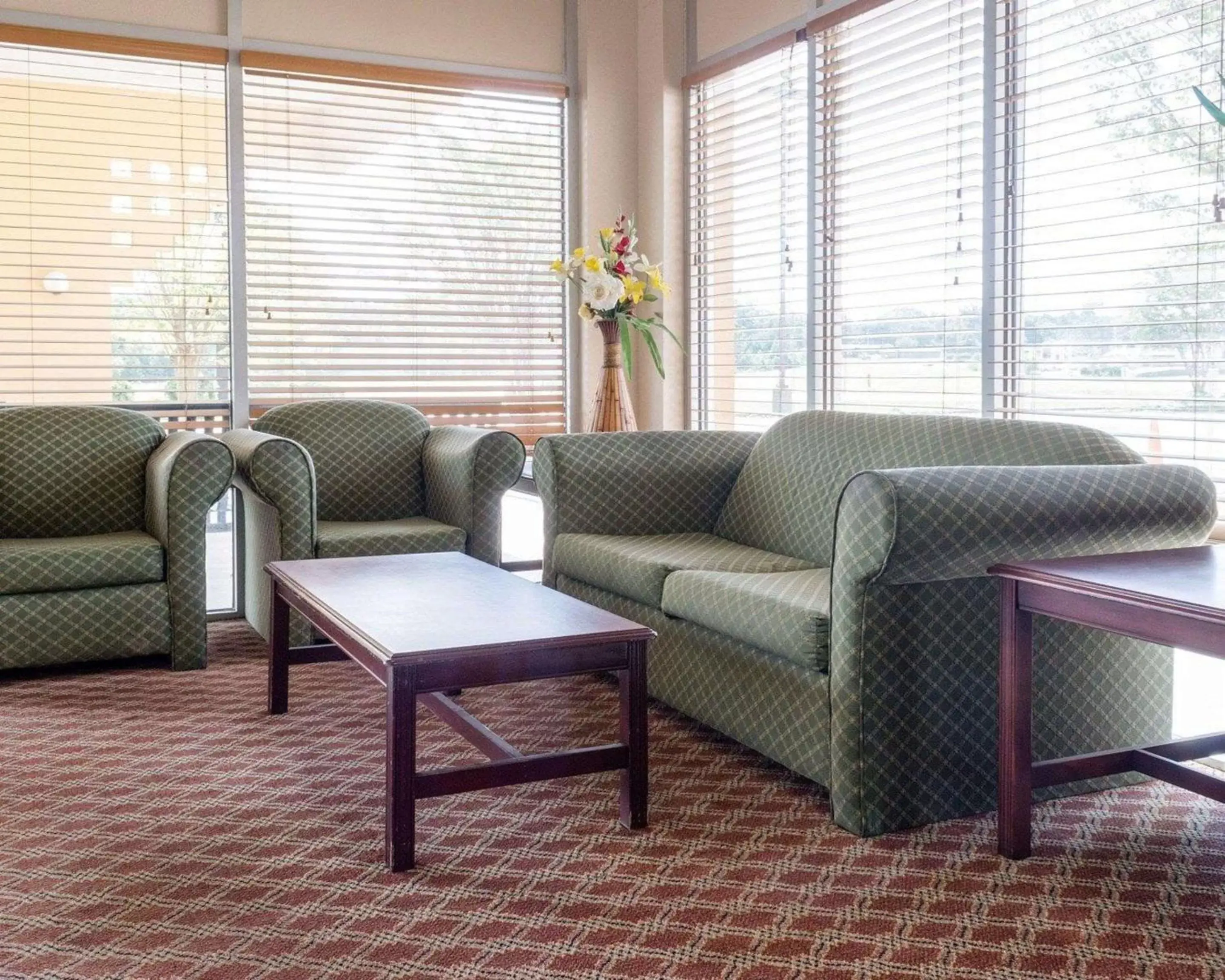 Lobby or reception, Seating Area in Quality Inn Louisville