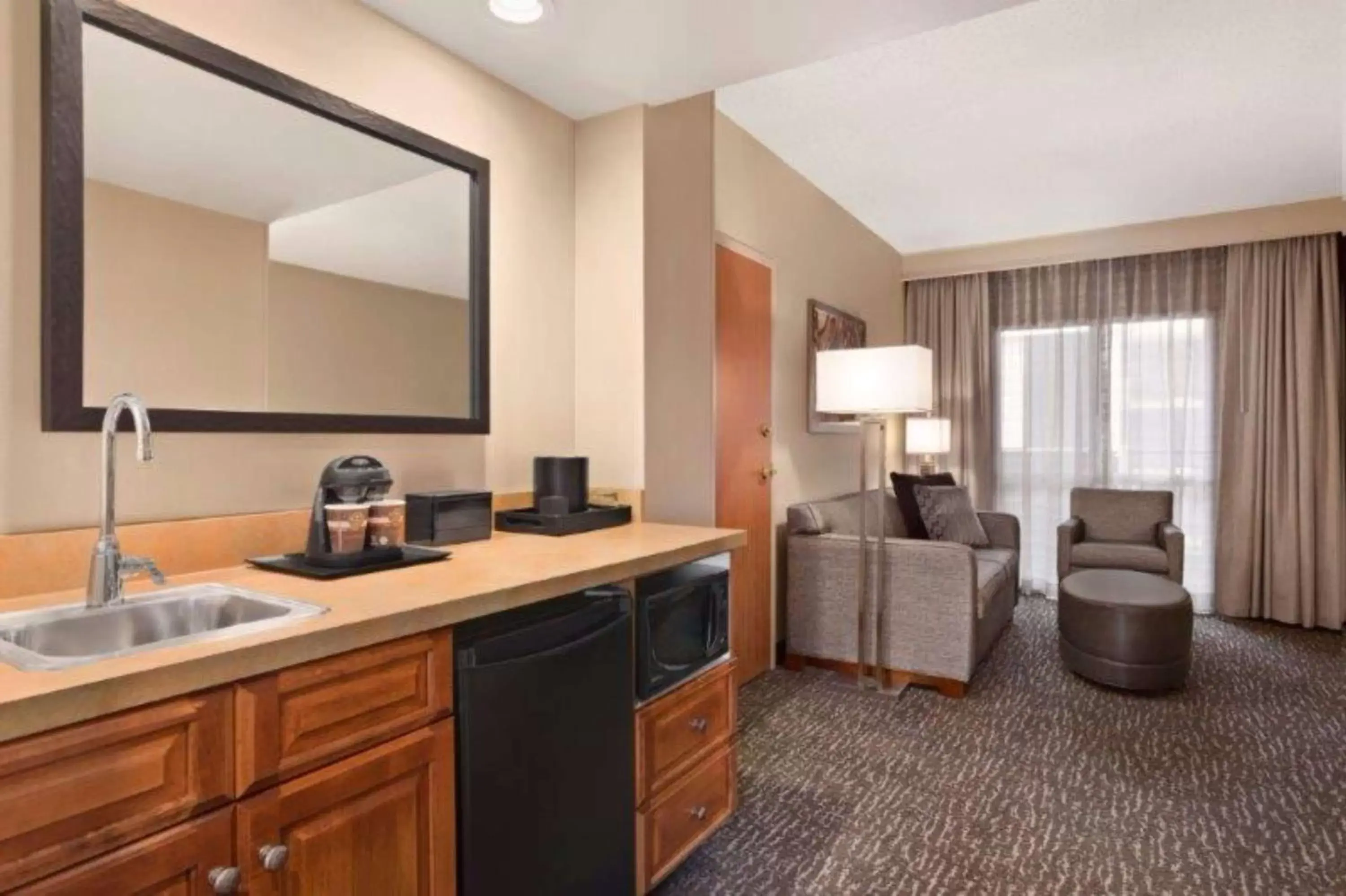 Living room, Kitchen/Kitchenette in Embassy Suites Northwest Arkansas - Hotel, Spa & Convention Center