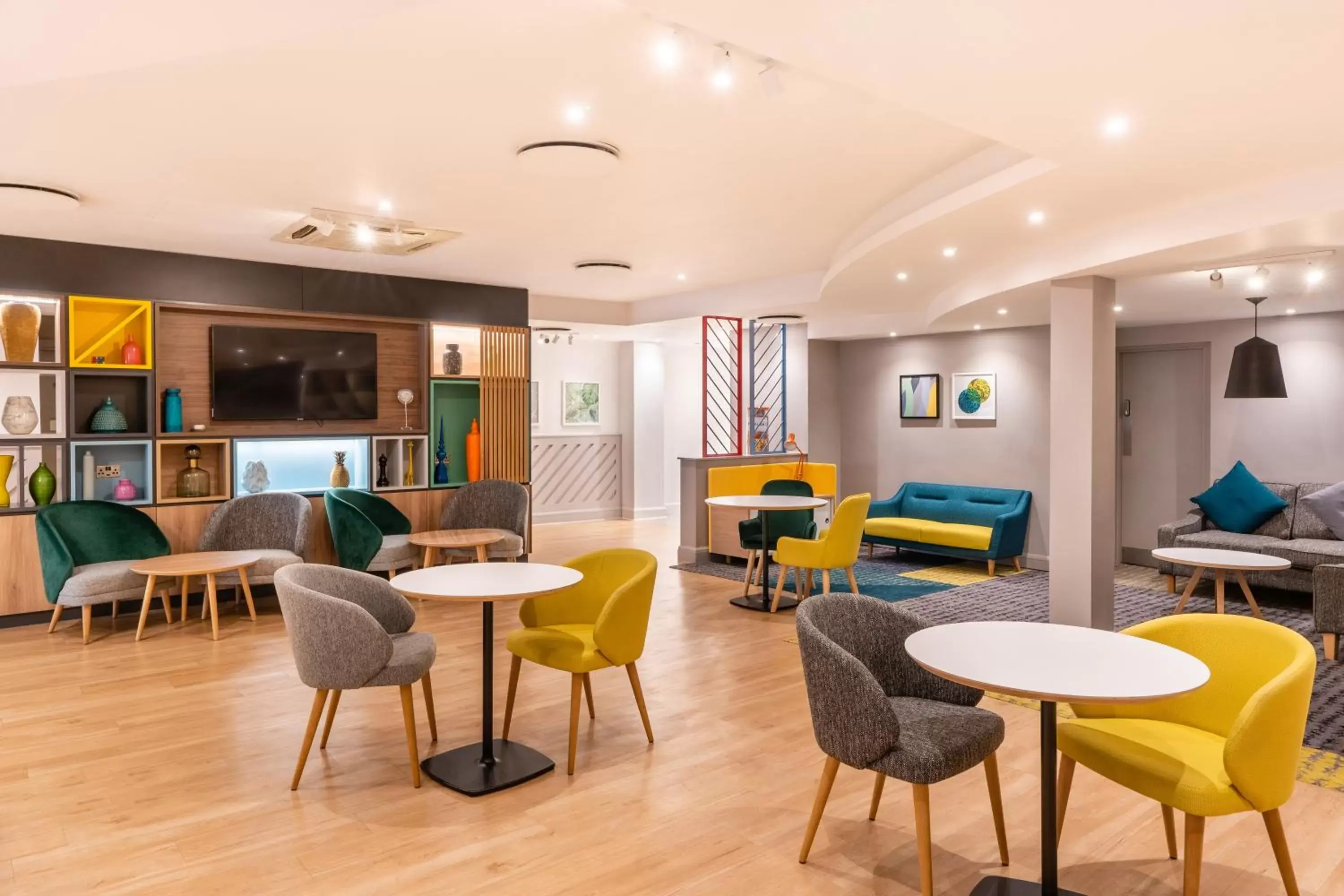 Lounge or bar, Lounge/Bar in Holiday Inn London-Bexley, an IHG Hotel