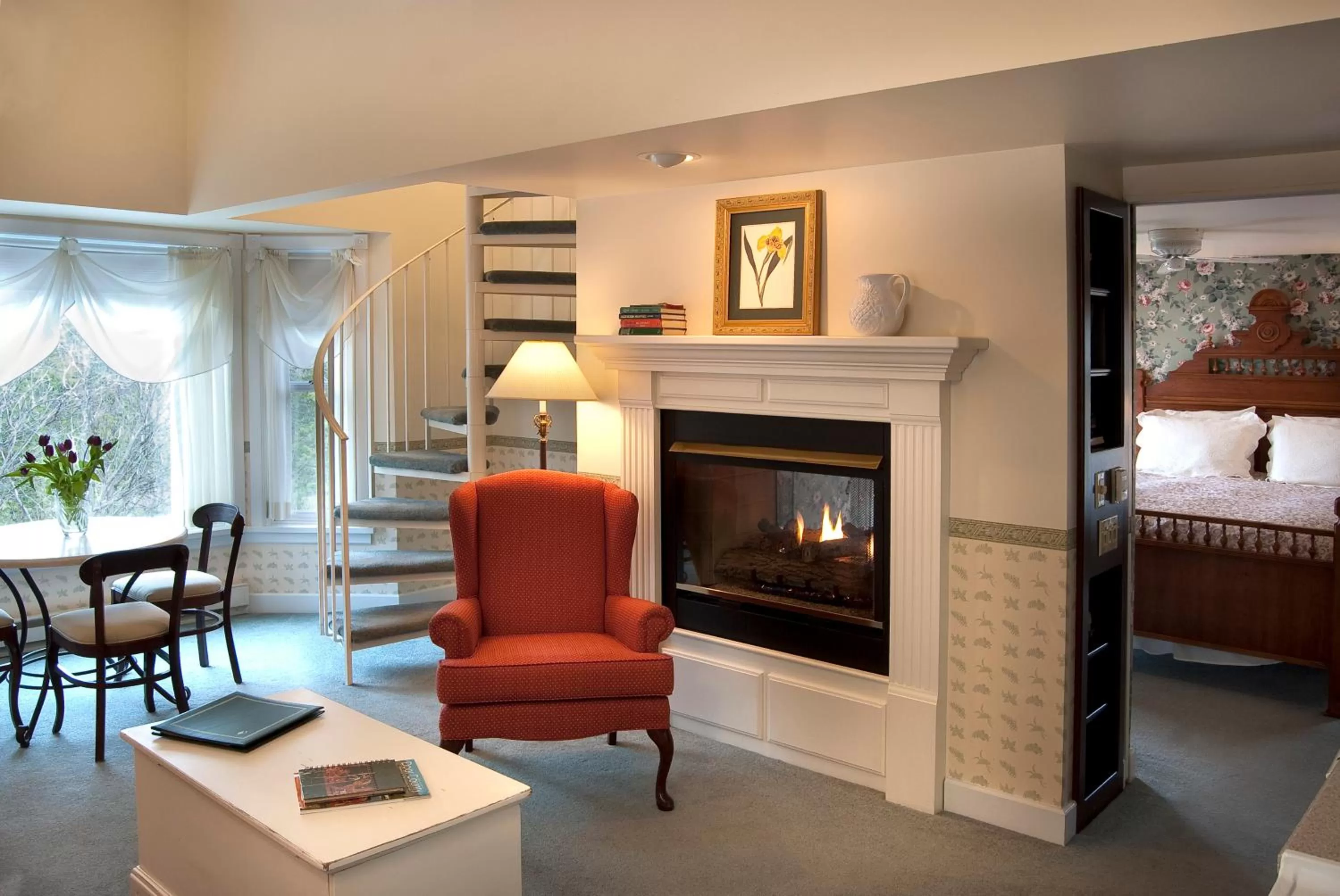 Living room, Bed in Eagle Harbor Inn