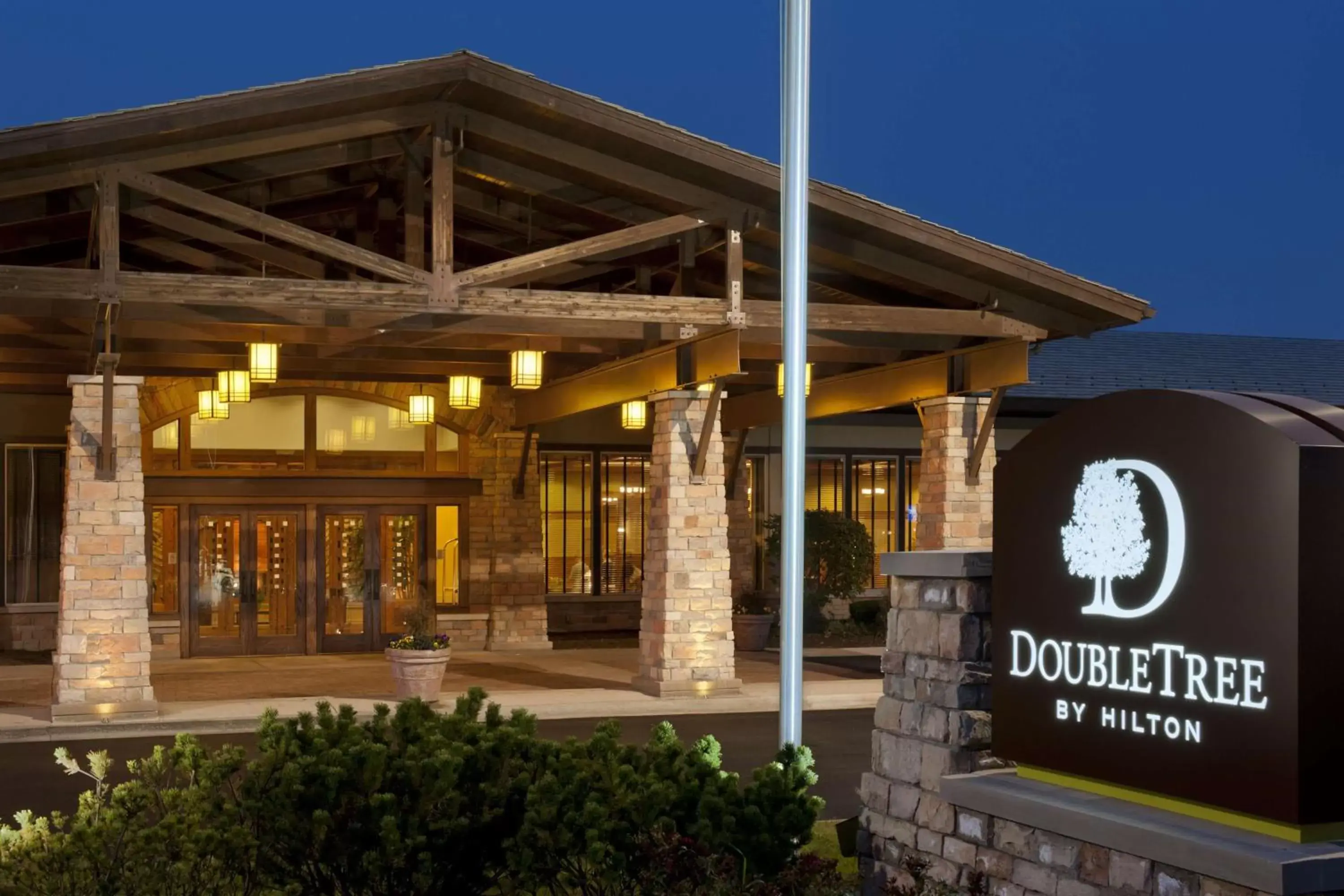 Property building, Property Logo/Sign in DoubleTree by Hilton Libertyville-Mundelein