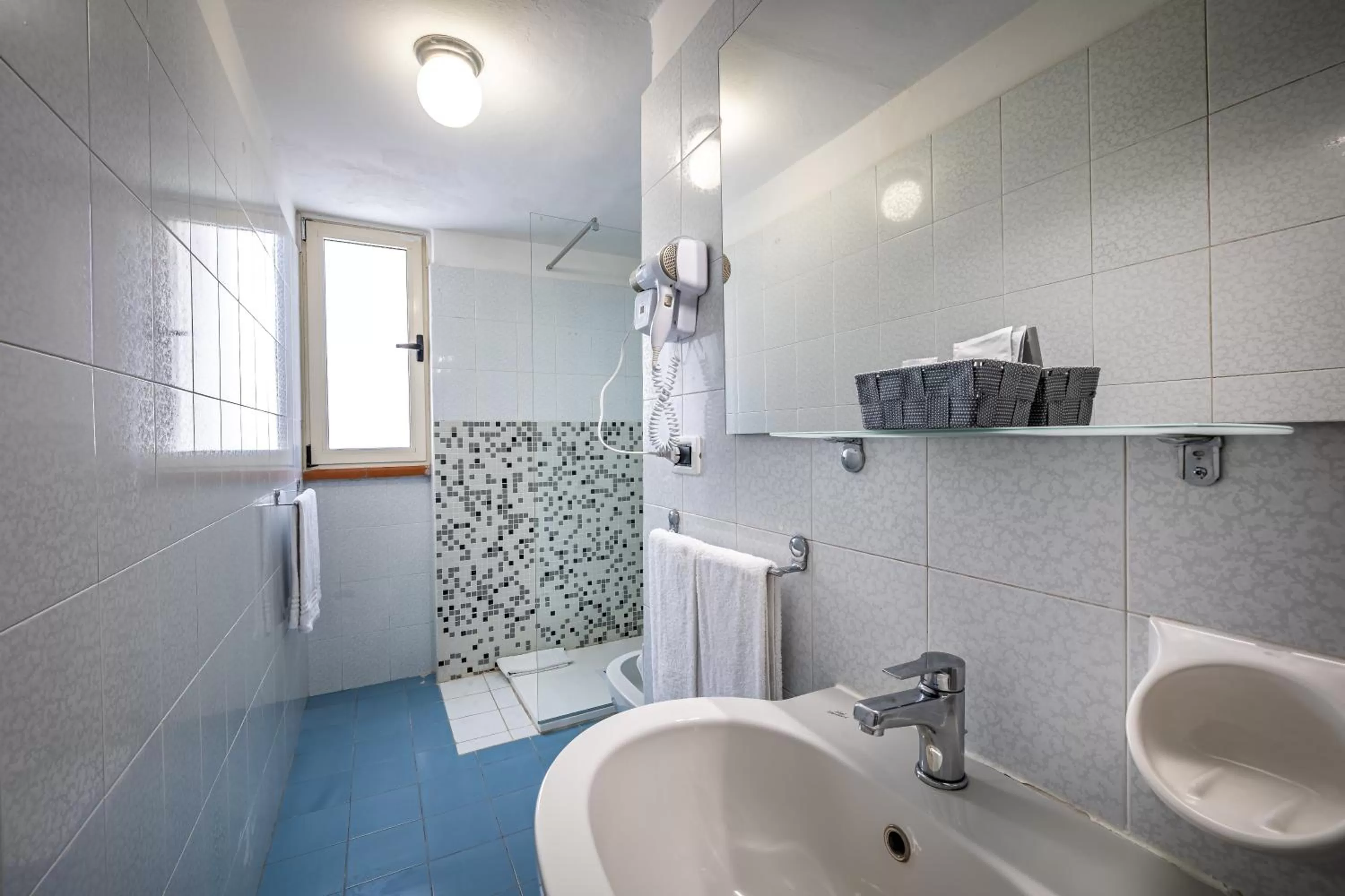 Bathroom in HOTEL VENETO con accesso ZTL