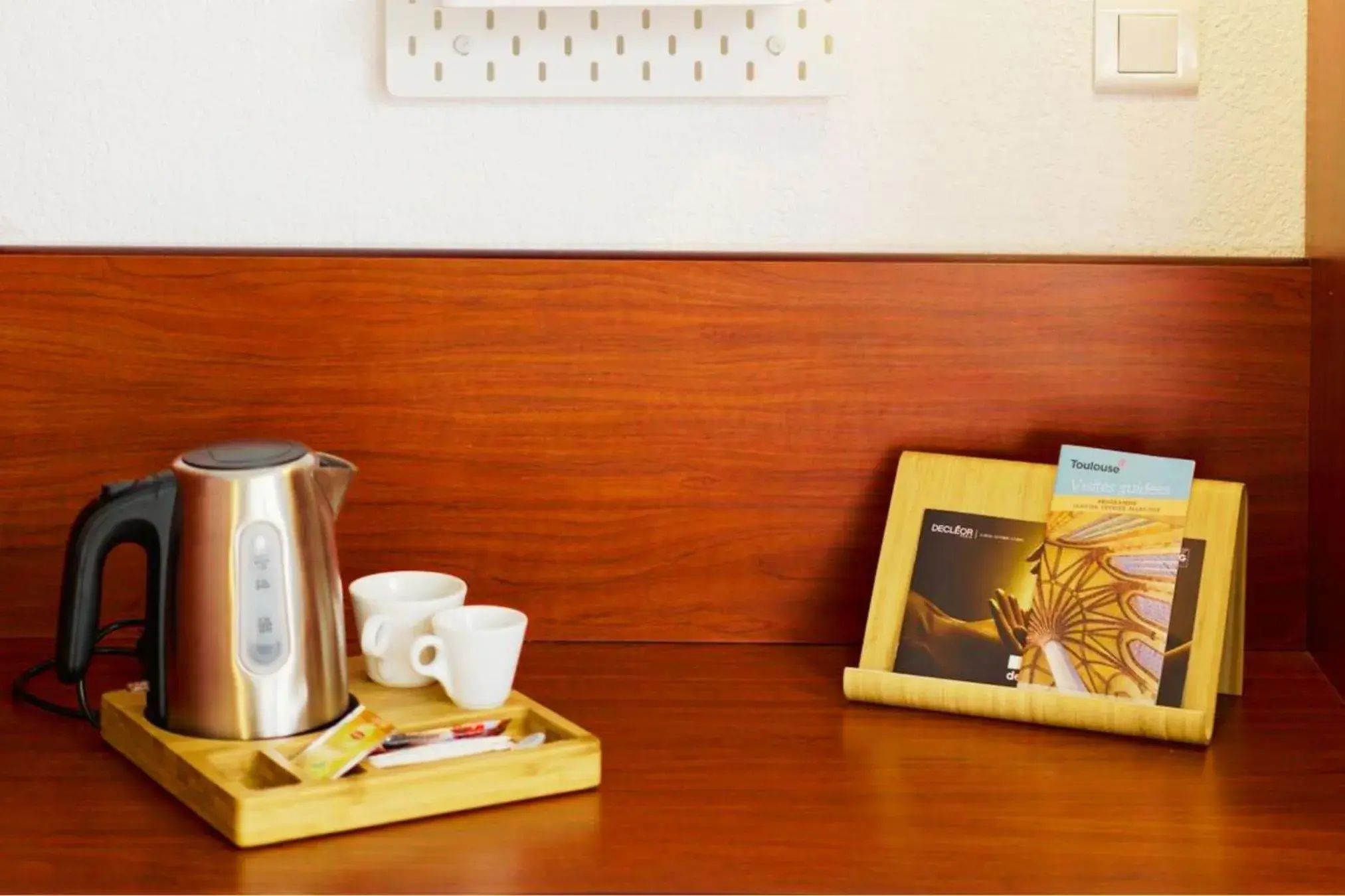 Coffee/tea facilities in Sporting House Hôtel