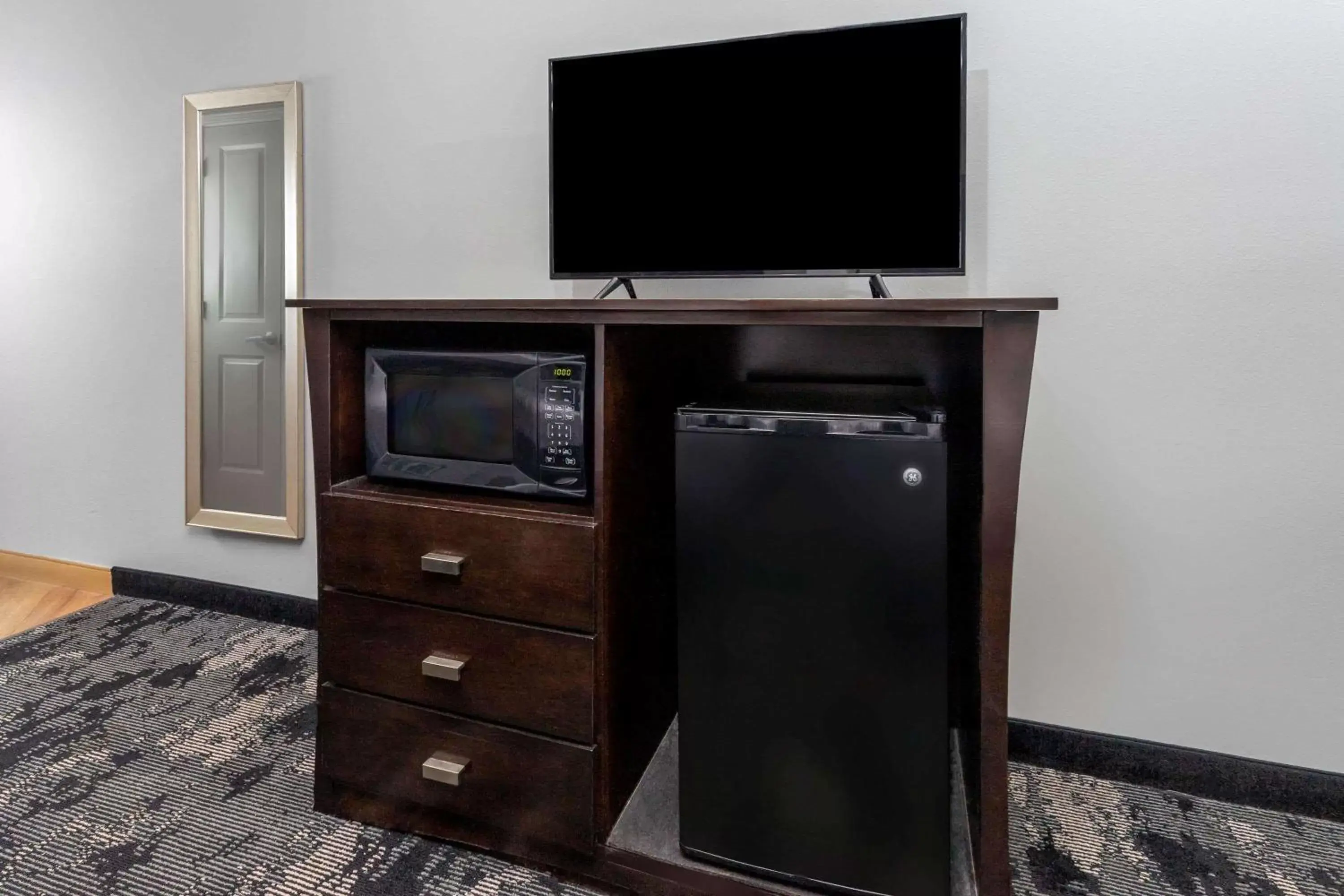 Photo of the whole room, TV/Entertainment Center in La Quinta by Wyndham Columbus - Edinburgh