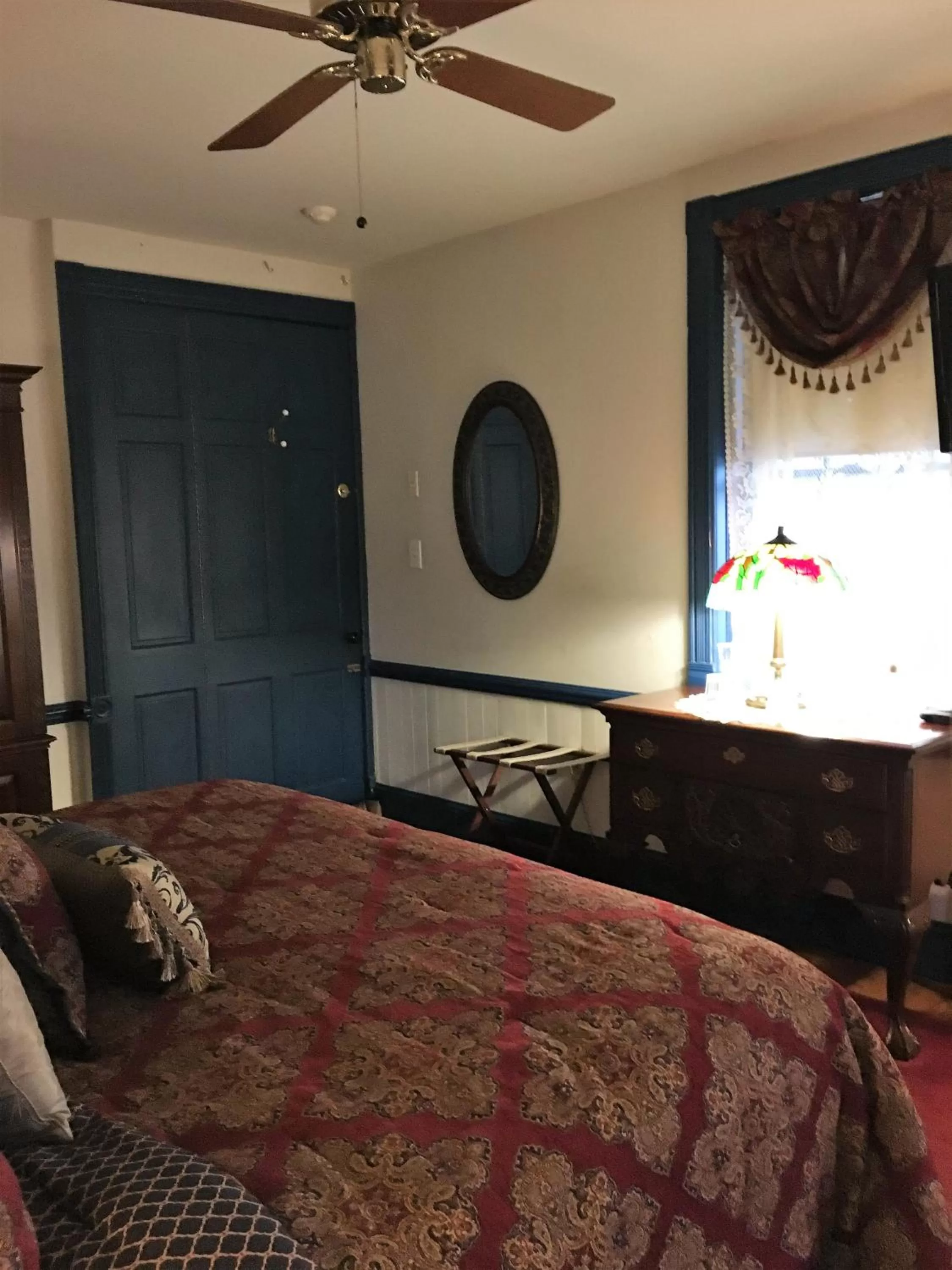 Bed in Parsonage Inn Bed and Breakfast