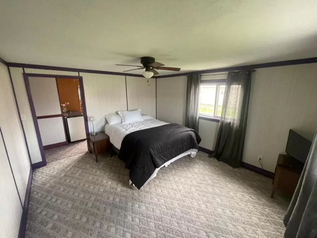 Bed in Sportsman Lodge Melrose MT