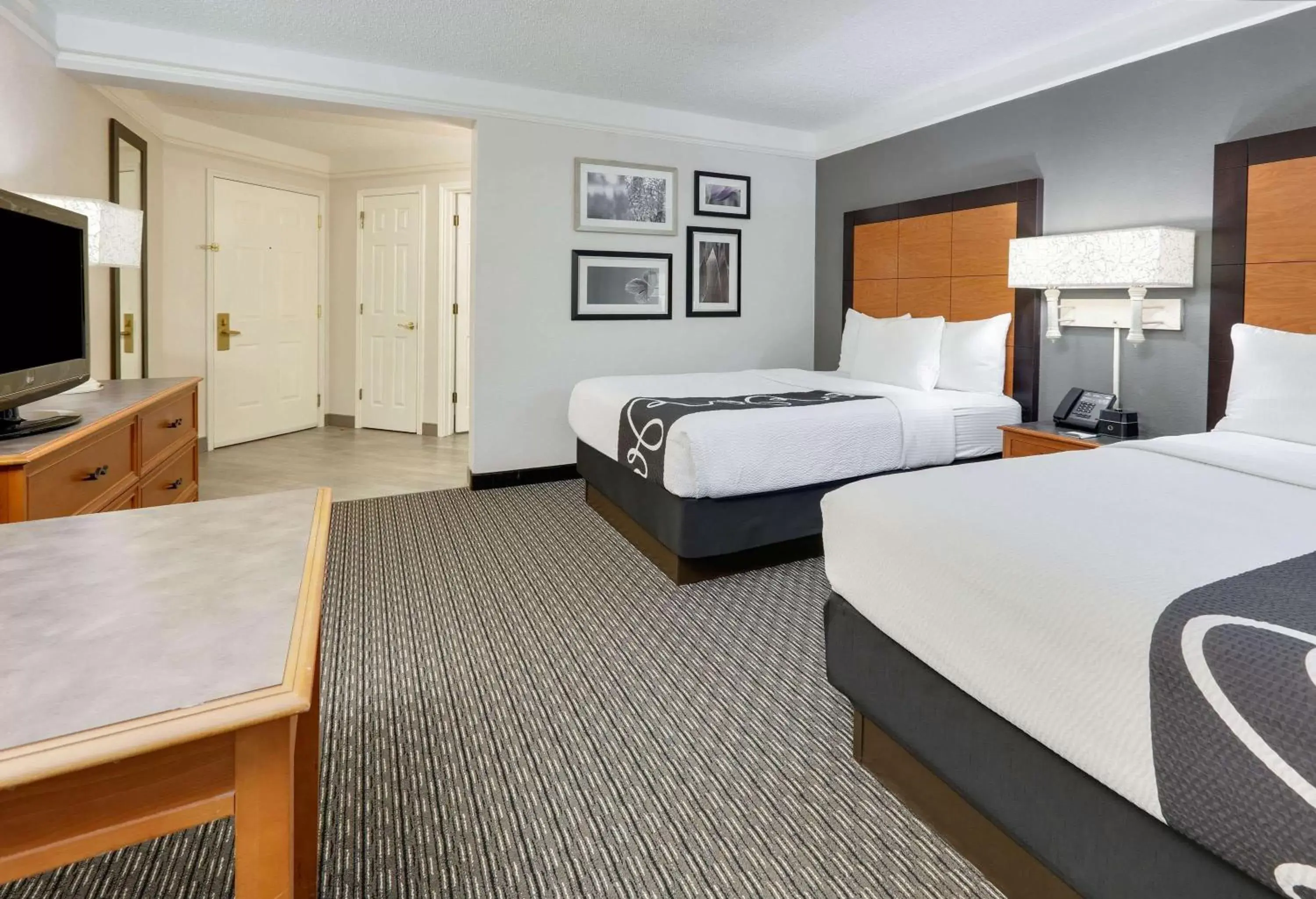 Photo of the whole room, Bed in La Quinta by Wyndham Dallas - Addison Galleria
