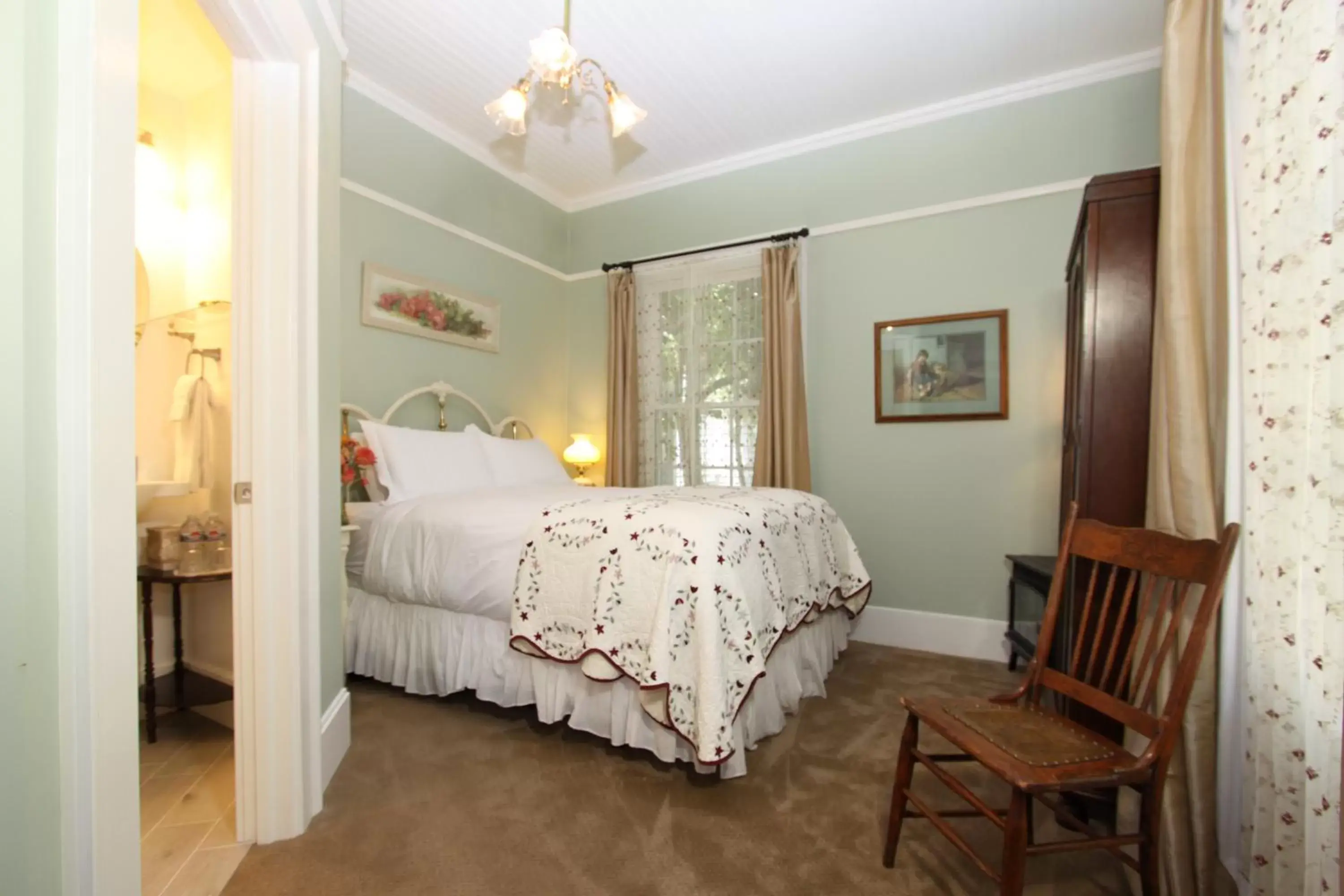 Photo of the whole room, Bed in Olallieberry Inn Bed and Breakfast