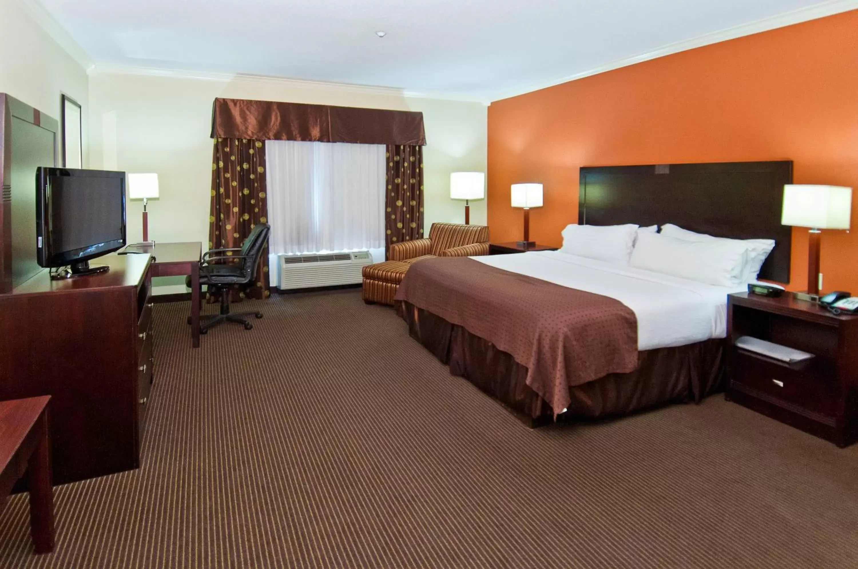 Photo of the whole room, Bed in Holiday Inn Hotel & Suites Lake Charles South, an IHG Hotel