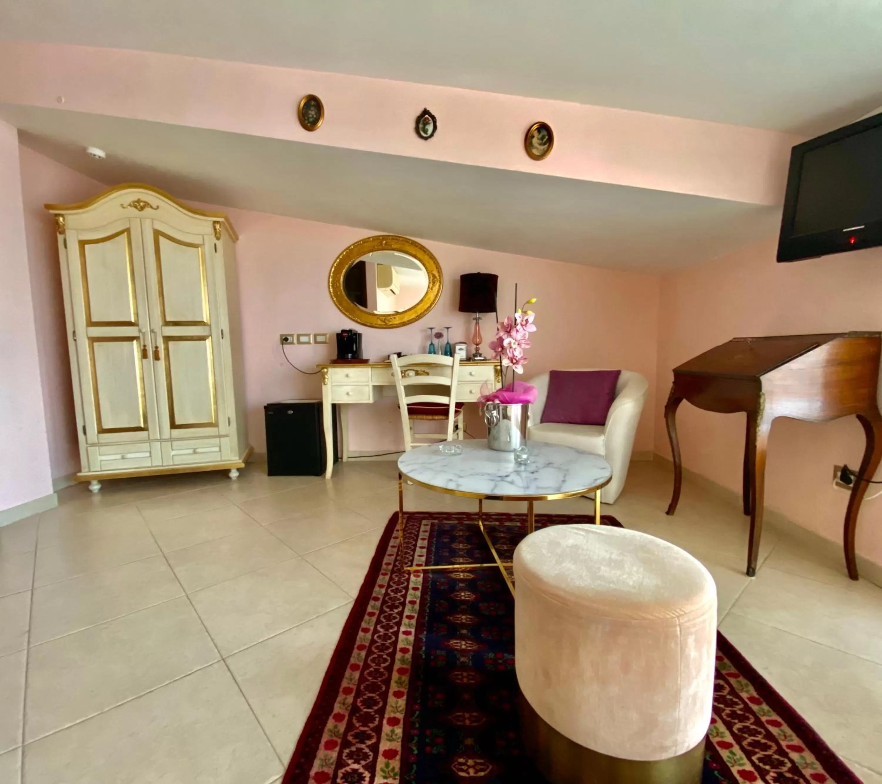 Photo of the whole room, Dining Area in Hotel Scilla