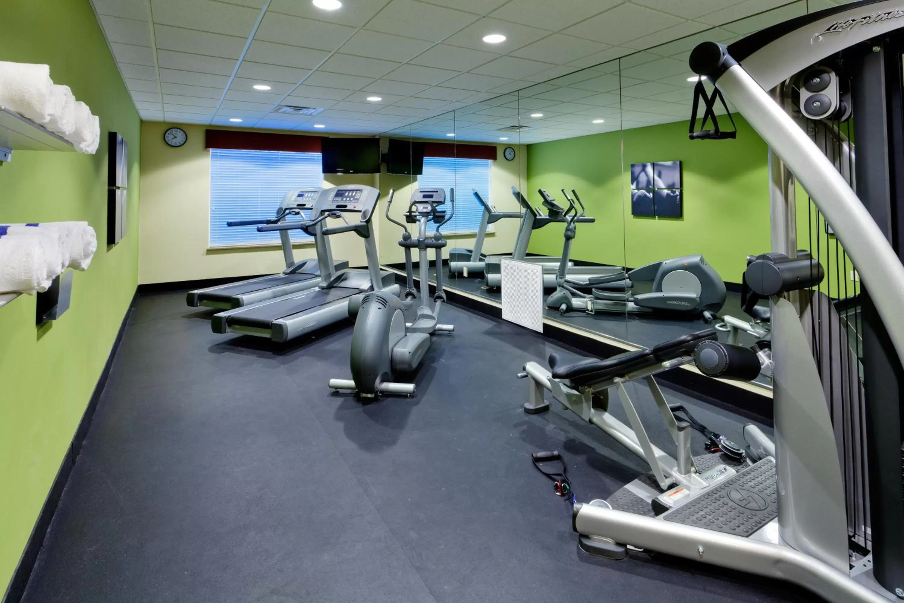 Fitness centre/facilities in Country Inn & Suites by Radisson, College Station, TX