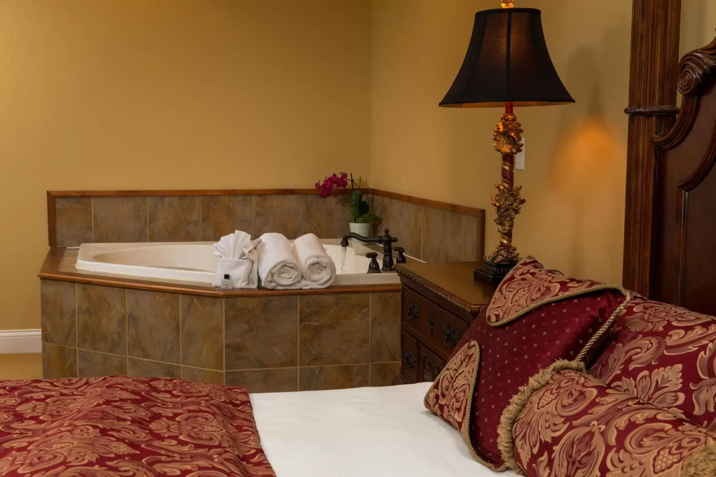 Hot Tub, Bed in Goldmoor Inn & Resort