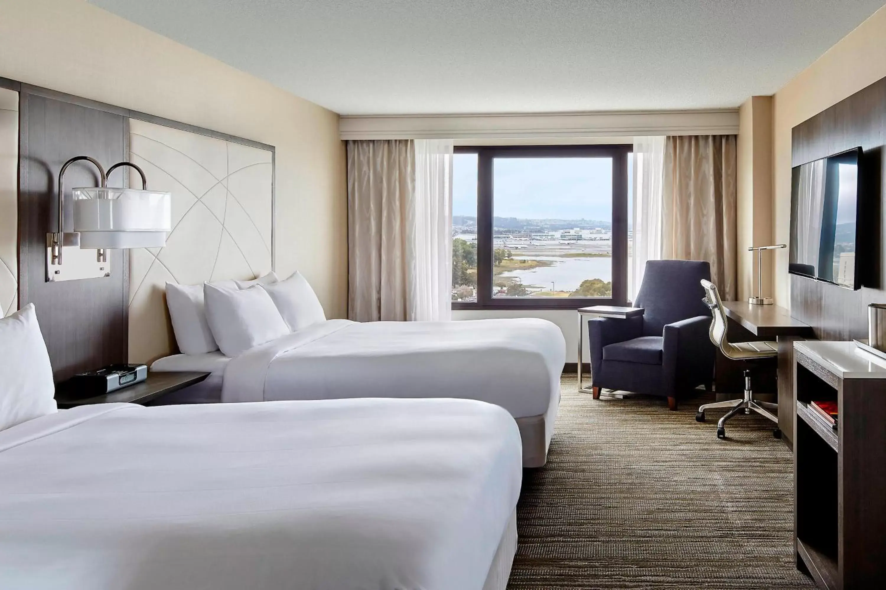 Photo of the whole room in San Francisco Airport Marriott Waterfront