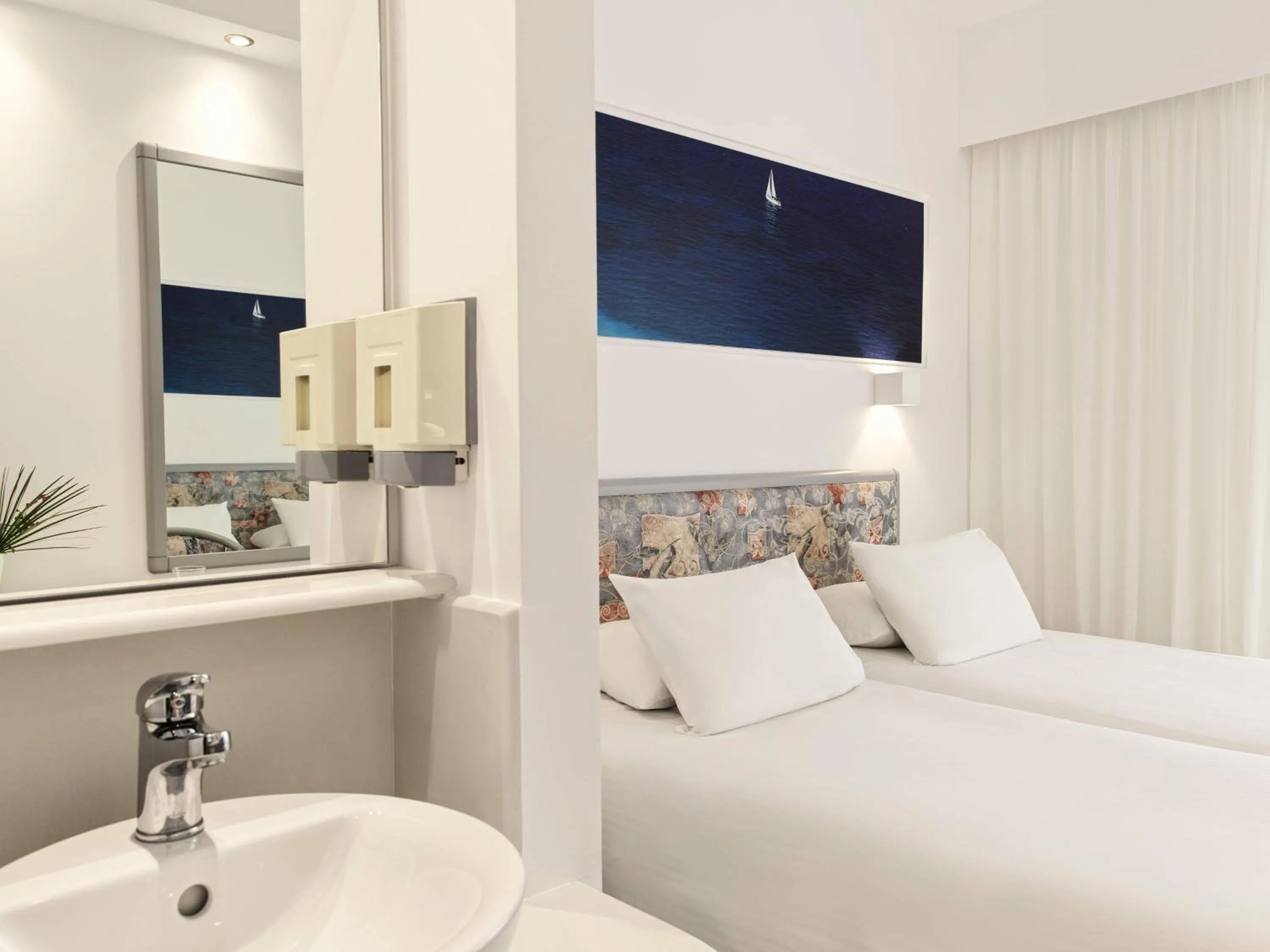 Bathroom, Bed in Esperia City Hotel