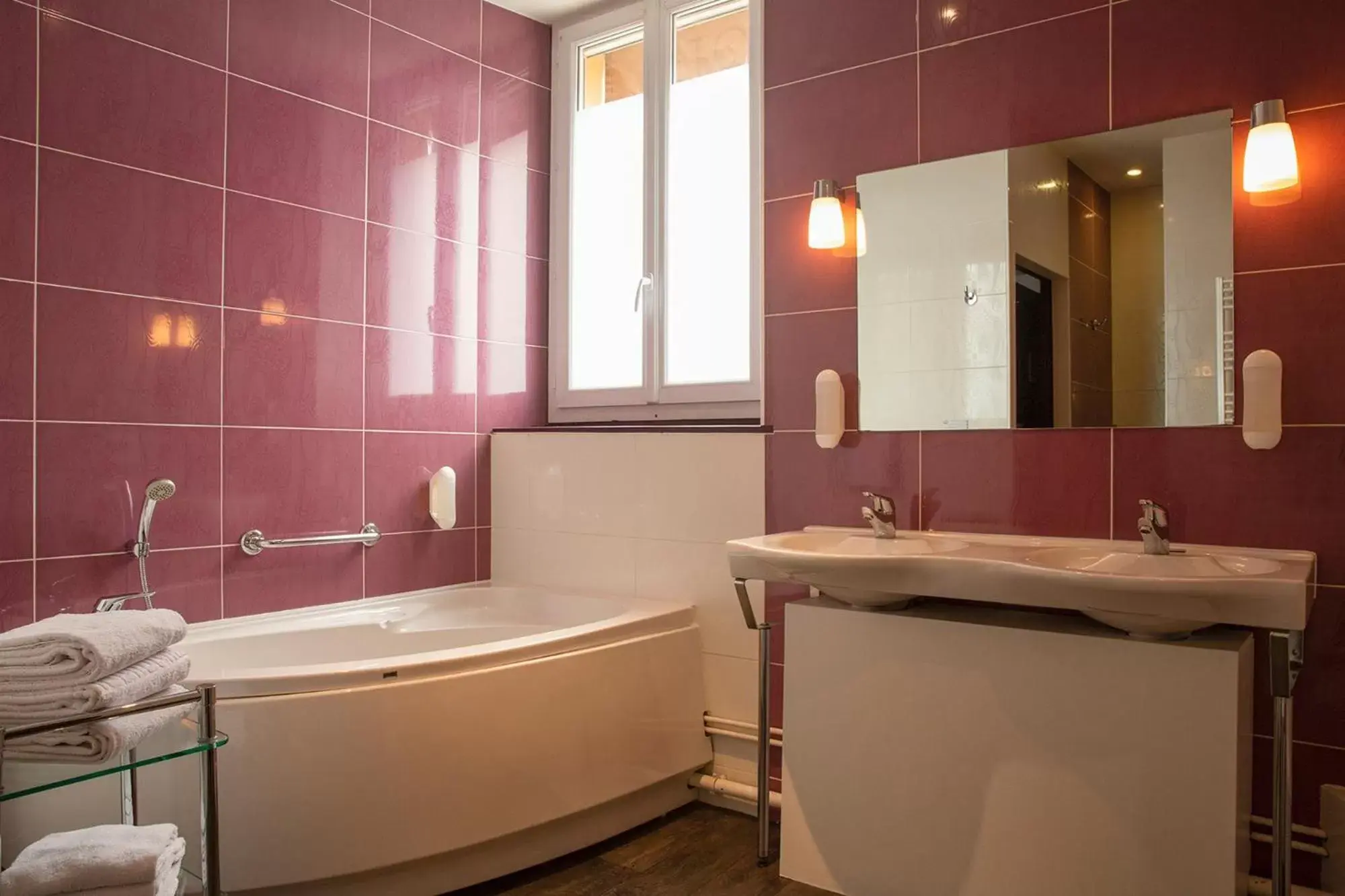 Bathroom in The Originals Access, Hôtel Bourges Gare