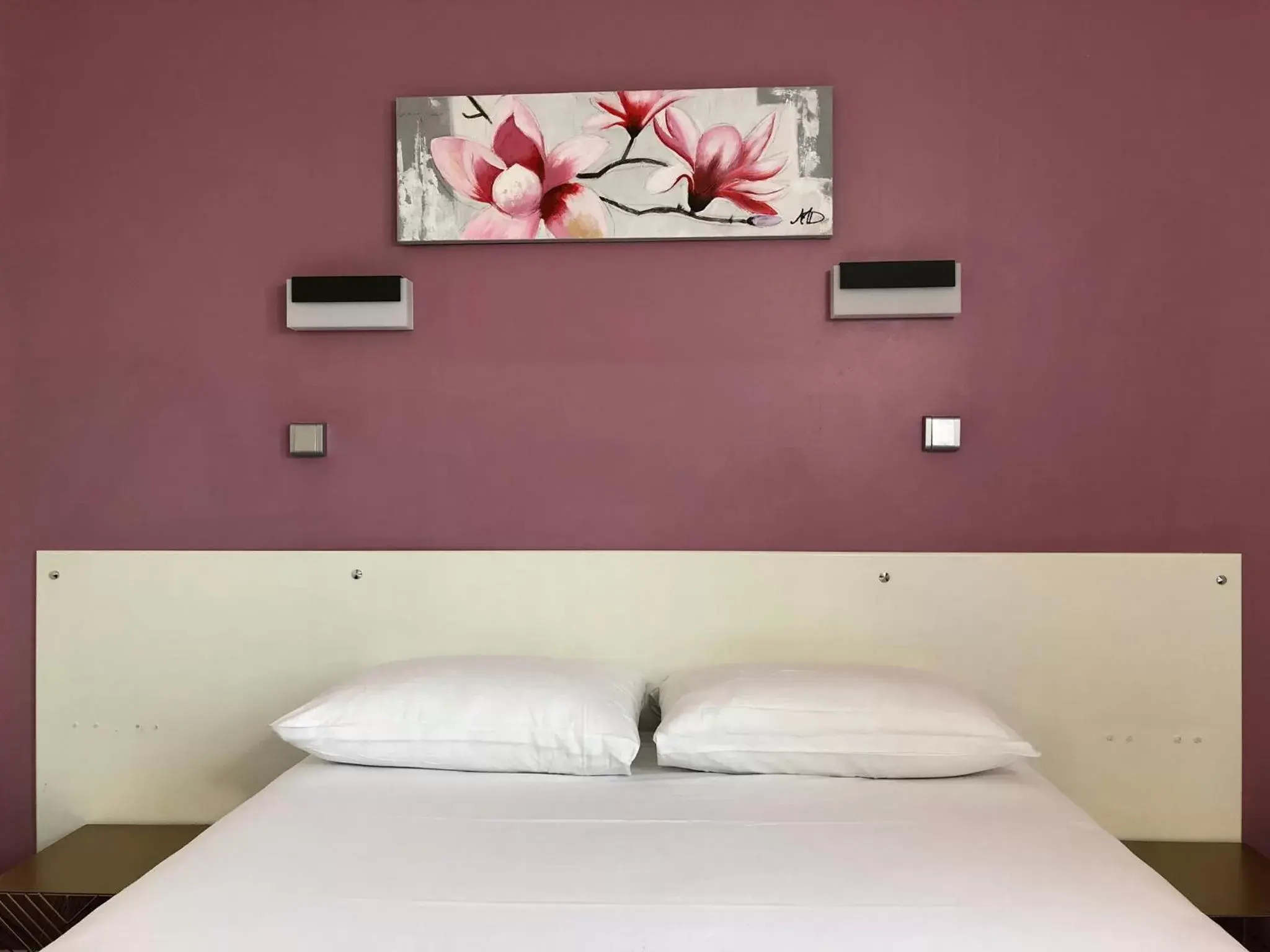 Bedroom, Bed in HALT HOTEL - Choisissez l'Hôtellerie Indépendante