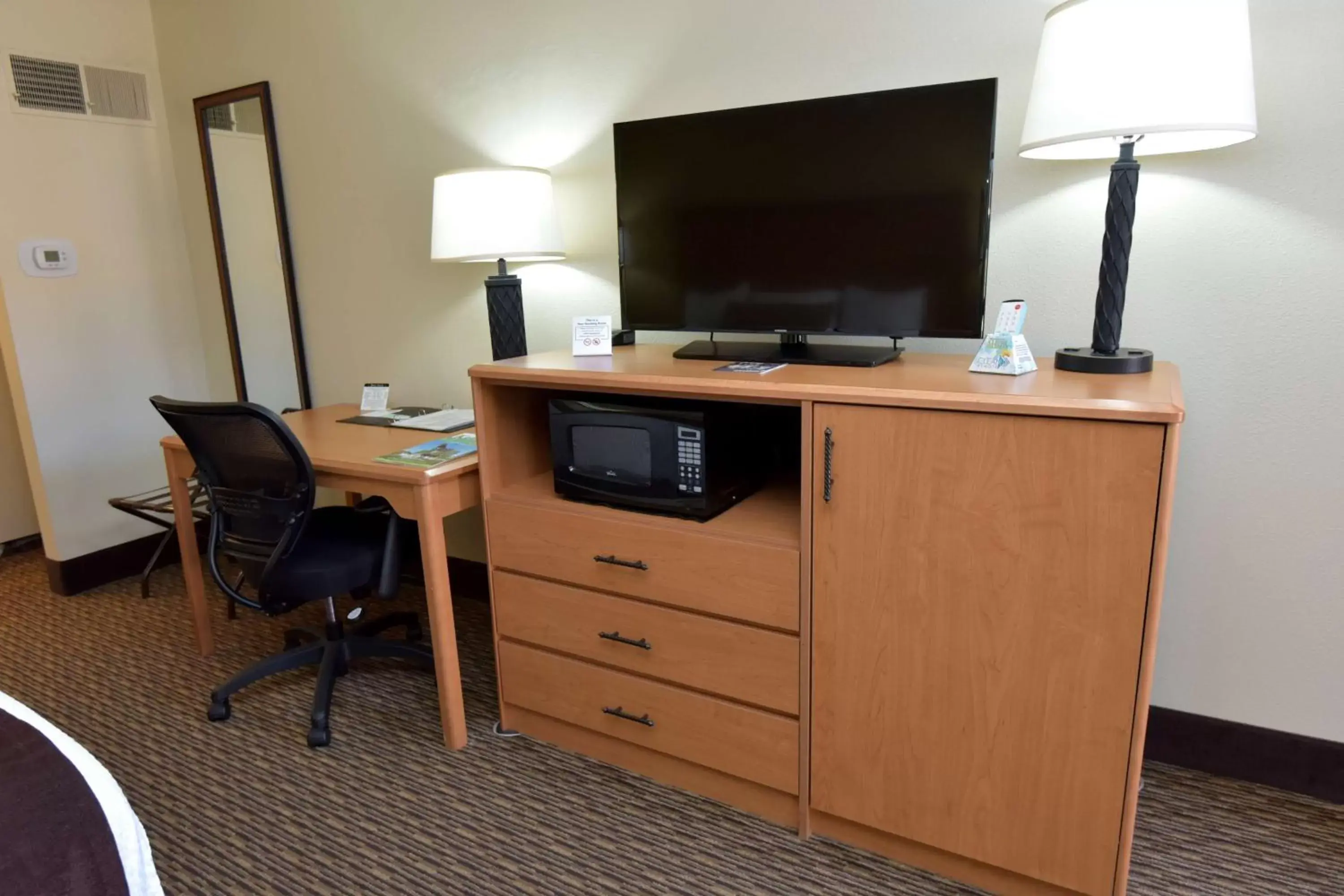 Photo of the whole room, TV/Entertainment Center in Best Western Winchester Hotel